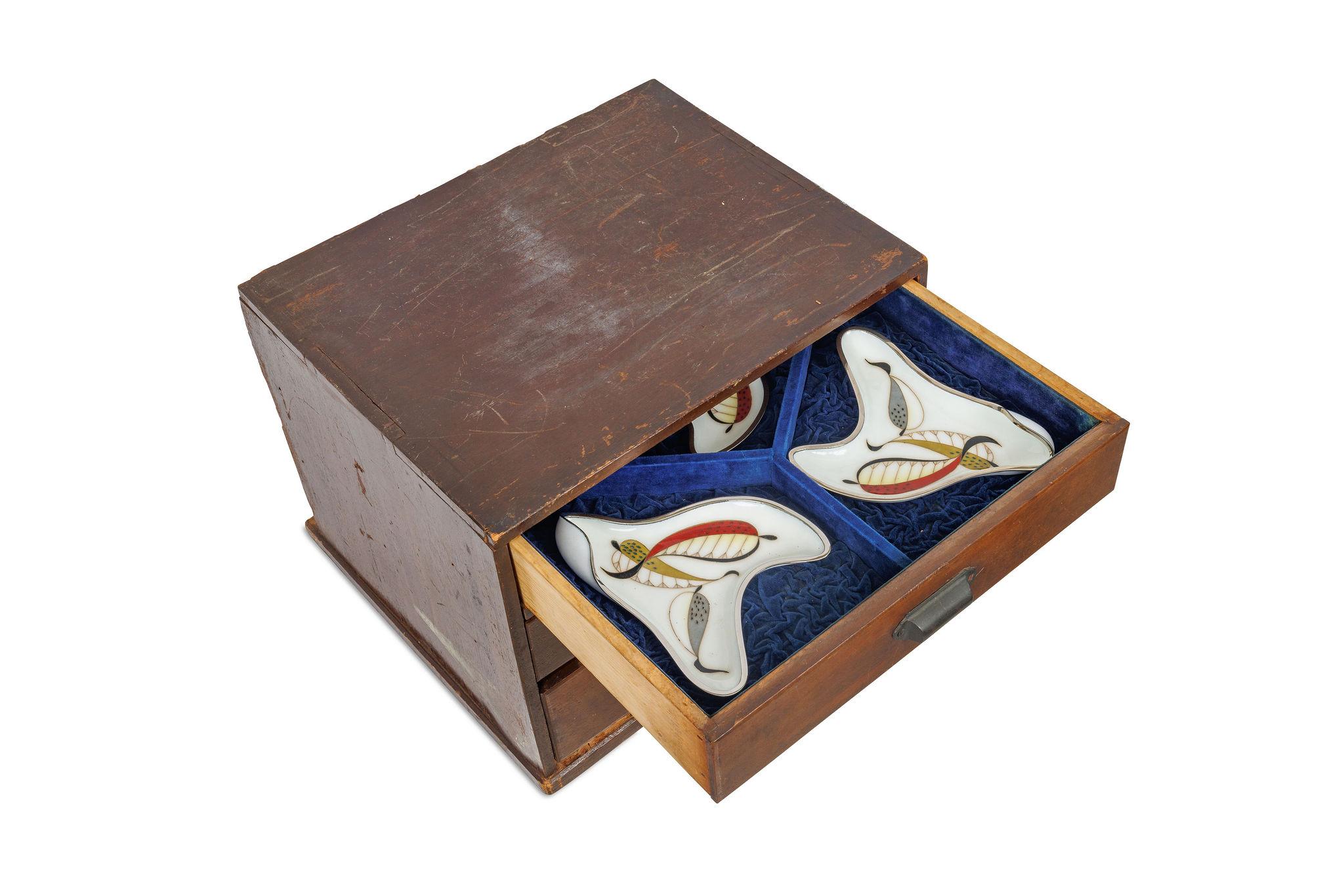Seltener Satz von sieben japanischen Cloisonné-Emaille-Sashimi-Tellern in Box, Ando Jubei (Japanisch) im Angebot