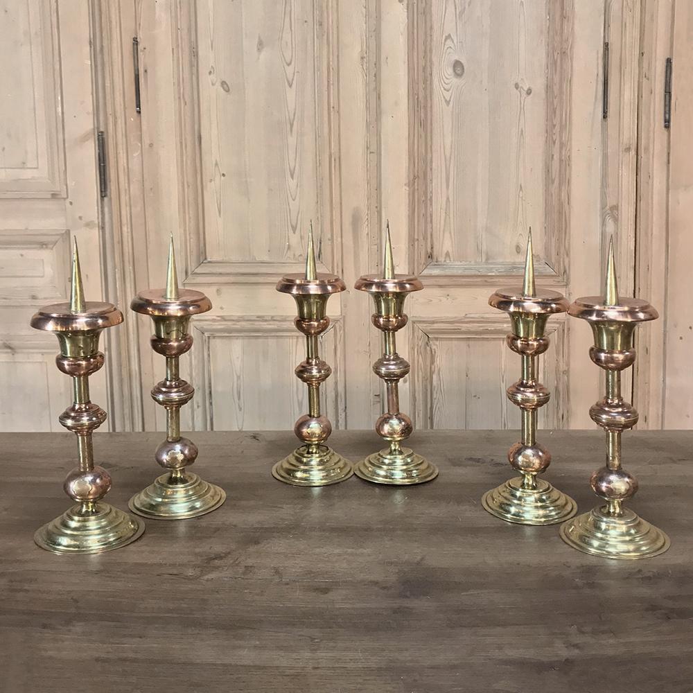 Il raro set di sei candelieri in rame e ottone olandesi del XVIII secolo è un pezzo d'epoca perfetto per aggiungere un tocco antico a qualsiasi arredamento!  Si tratta di un meraviglioso set di candelieri in rame e ottone della metà del XVIII