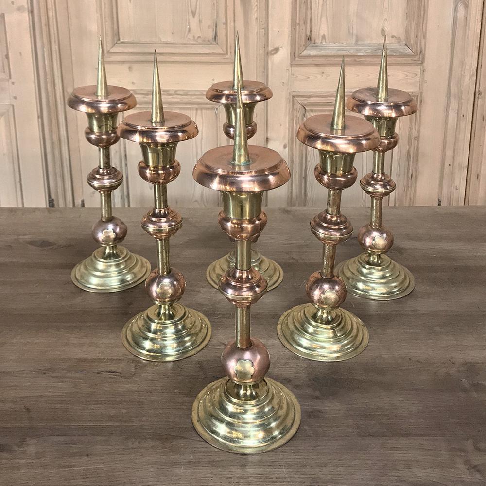 Coloniale olandese Raro set di sei candelieri in rame e ottone olandesi del XVIII secolo in vendita