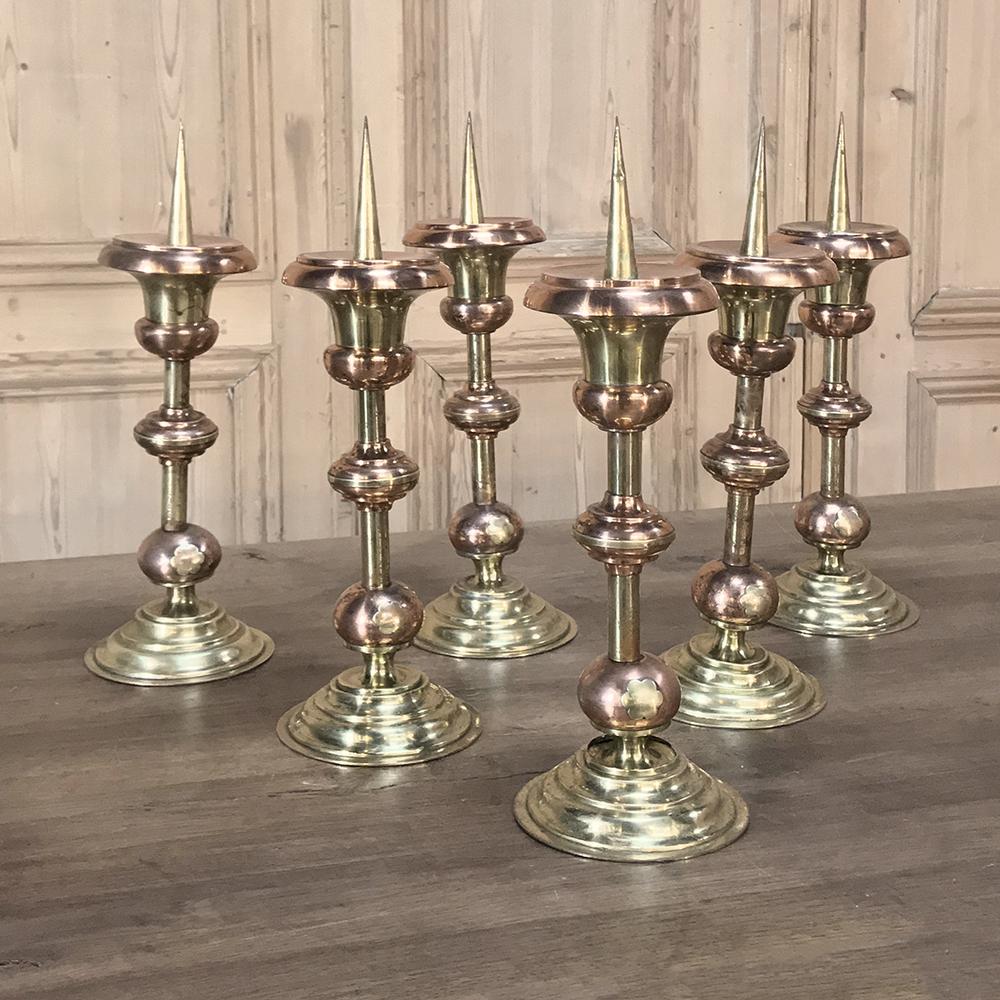 Olandese Raro set di sei candelieri in rame e ottone olandesi del XVIII secolo in vendita