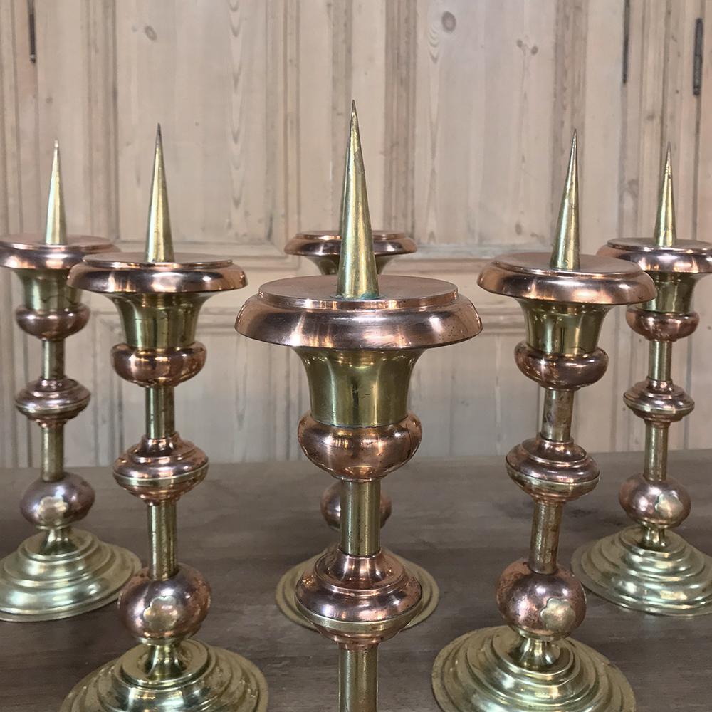 Raro set di sei candelieri in rame e ottone olandesi del XVIII secolo In condizioni buone in vendita a Dallas, TX