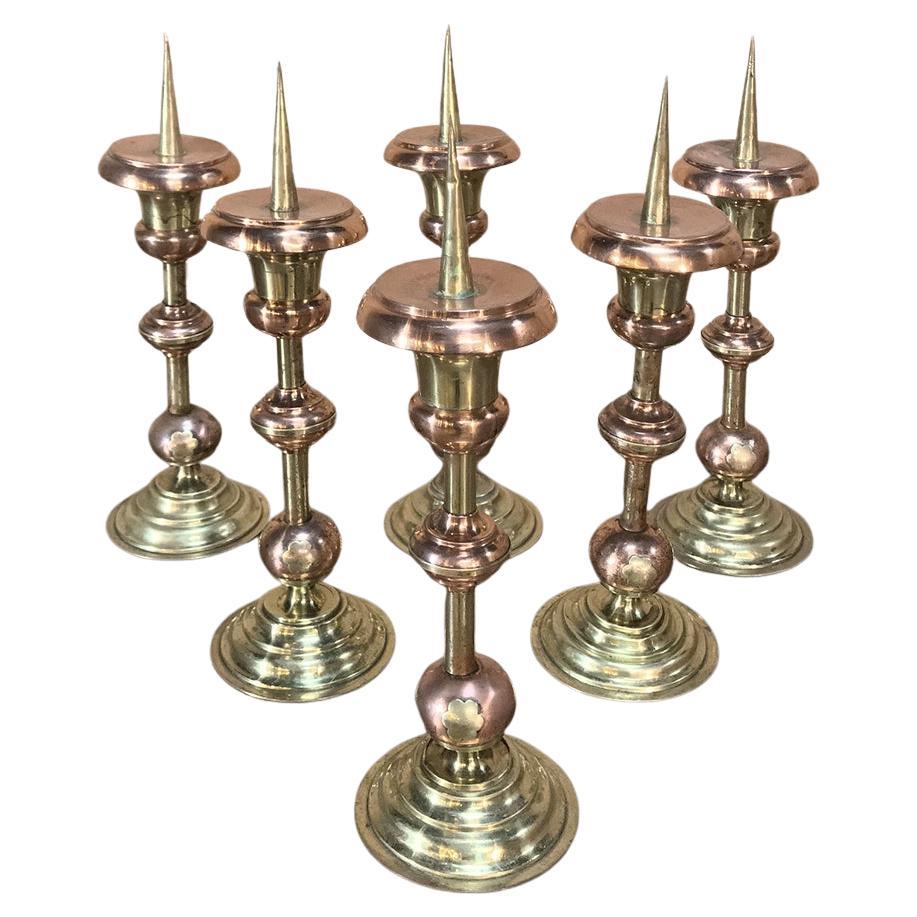 Raro set di sei candelieri in rame e ottone olandesi del XVIII secolo