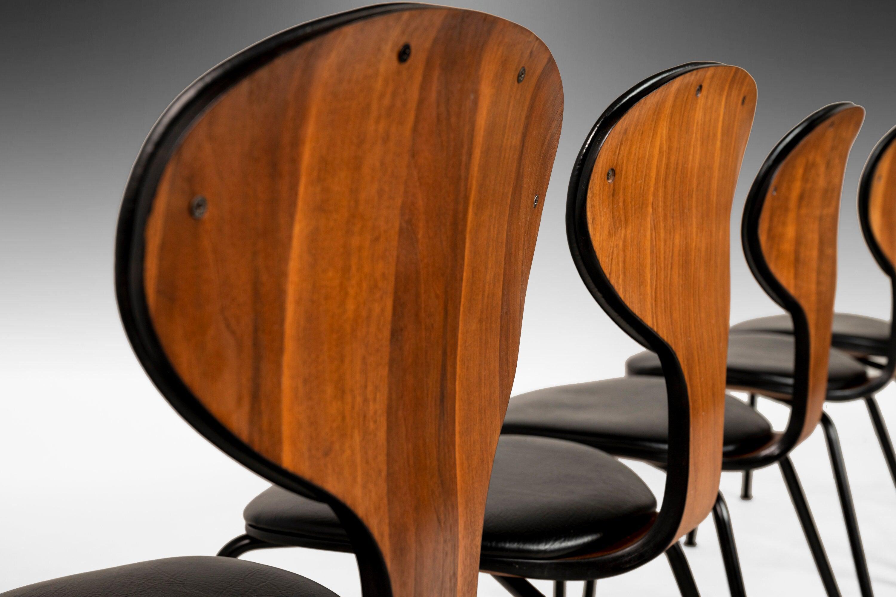 Aussi rare que magnifique, cet extraordinaire ensemble de chaises, conçu pour la première fois par l'emblématique Norman Cherner en 1958, a récemment fait l'objet d'une restauration complète et transformatrice offrant une touche de modernité au