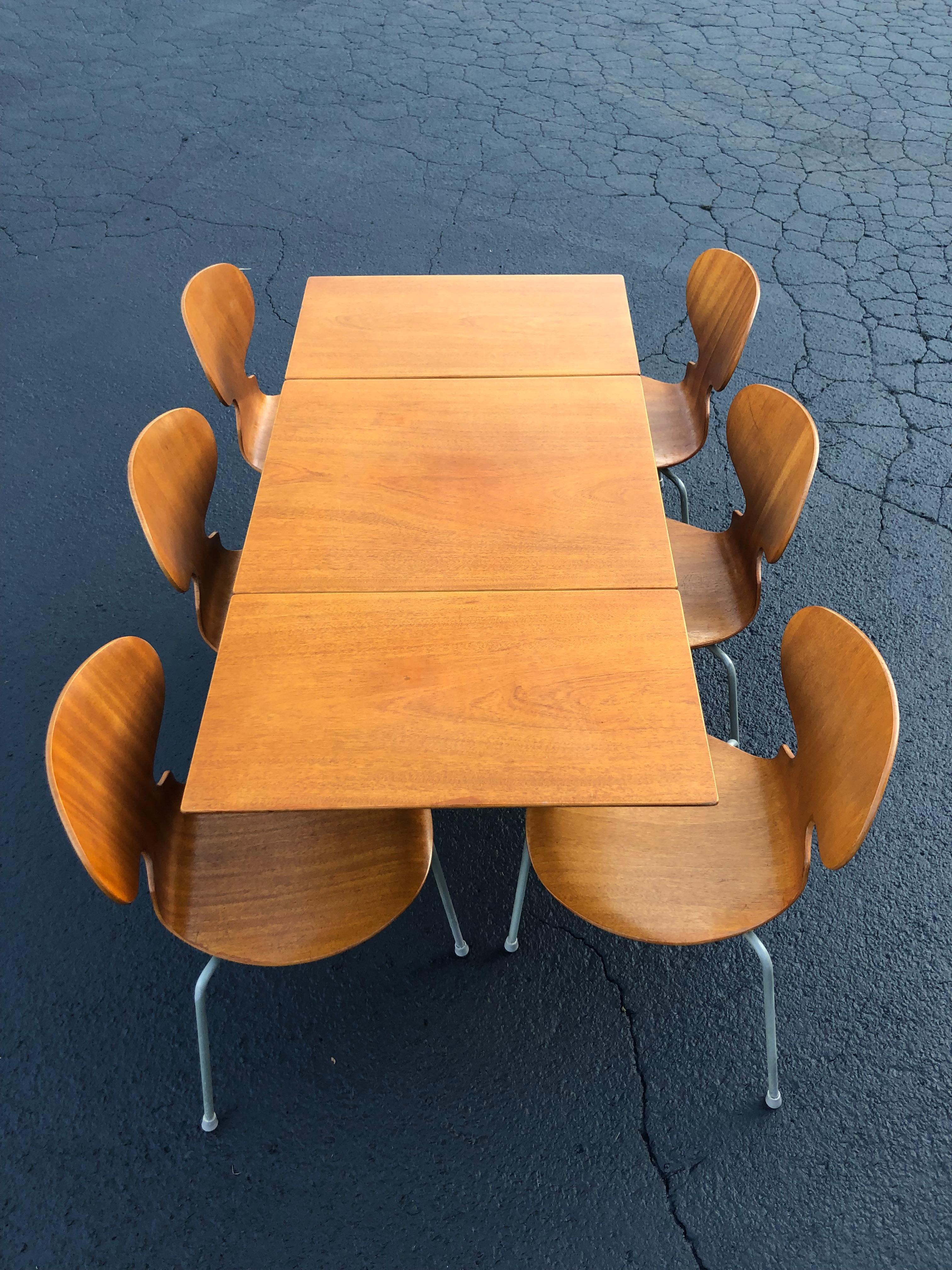 Rare Set of Six Arne Jacobsen Ant Chairs with Drop-Leaf Table In Good Condition In Redding, CT