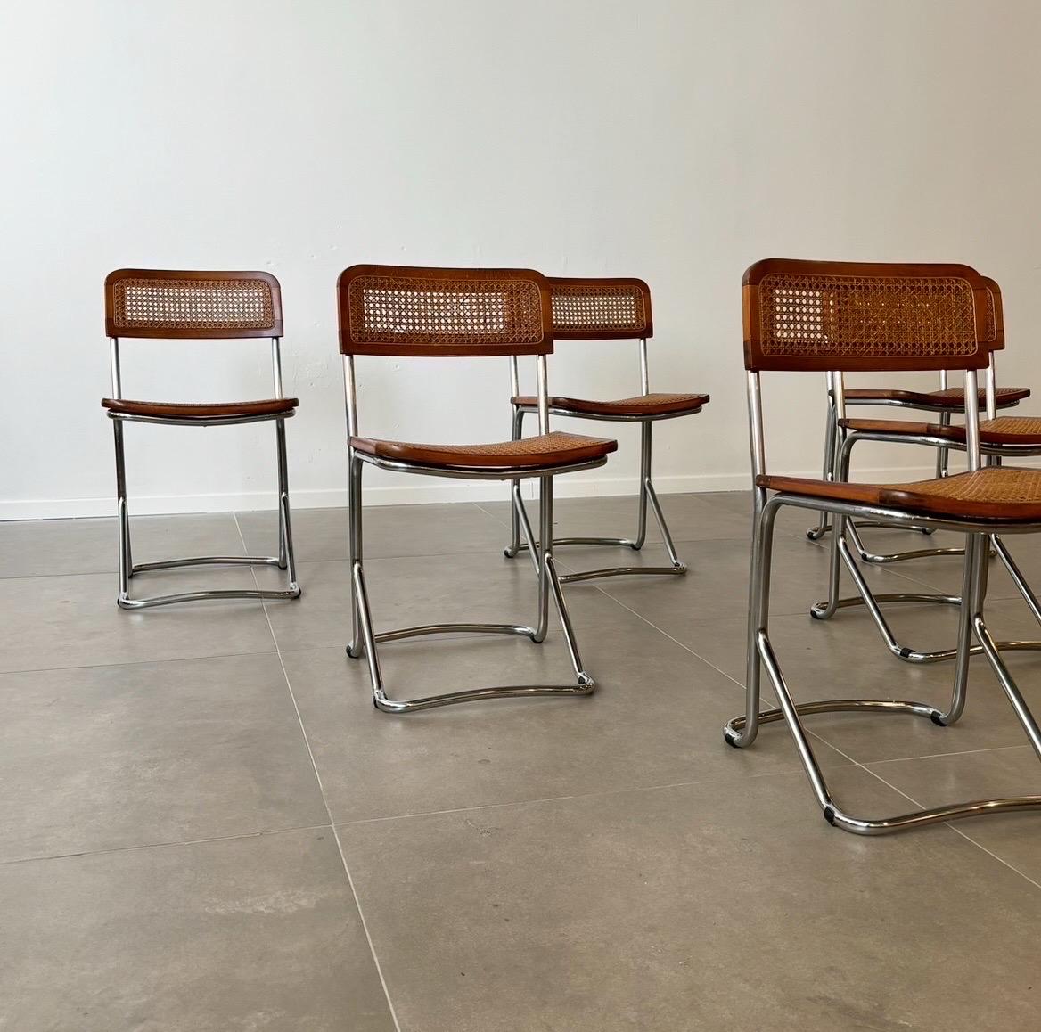 Questo raro set di sei sedie a sbalzo degli anni '60 in Italia incarna il design moderno di metà secolo con una sofisticata miscela di materiali e forme. Ogni sedia è dotata di eleganti gambe cromate che creano un contrasto sorprendente con le calde