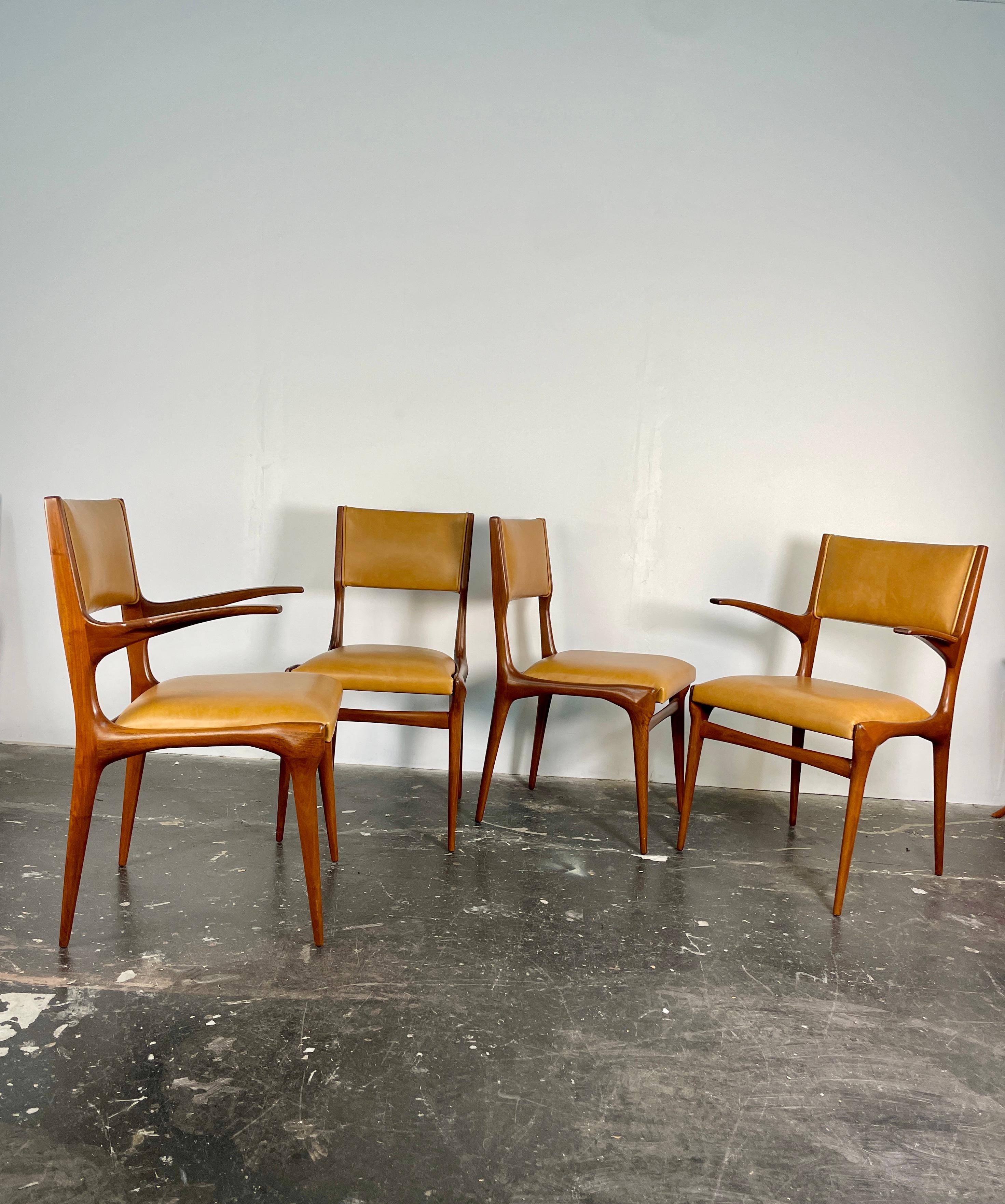 Italiano Raro set di sei sedie da pranzo Carlo De Carli in noce per Singer and Sons in vendita