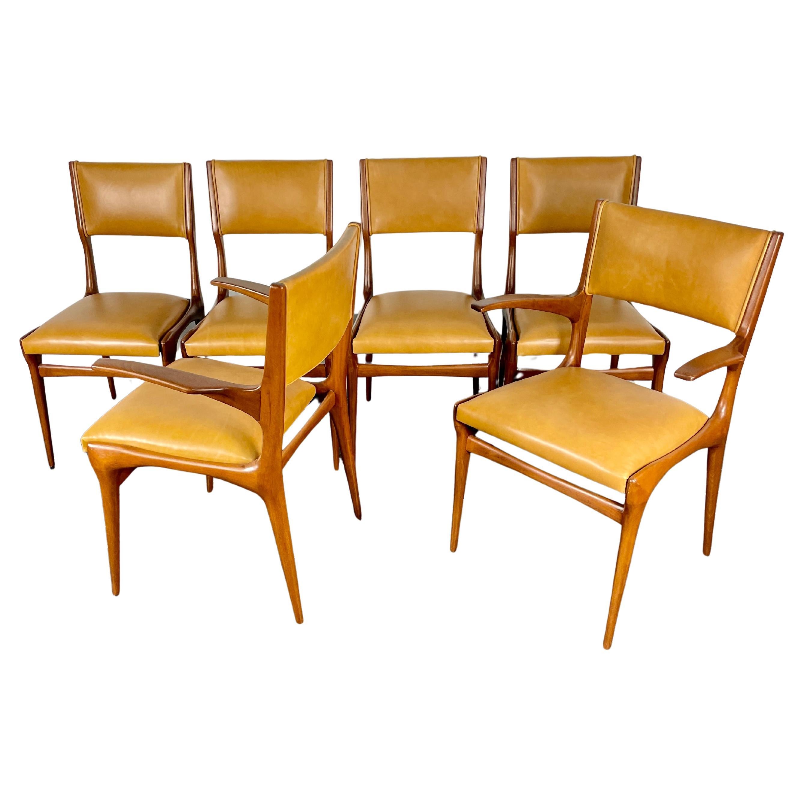 Carlo De Carli per Singer and Sons, Sei sedie da pranzo, modello '671', in noce, con pelle italiana nuova prodotta nel 1957. Il set comprende due sedie da capitano e quattro sedie laterali. Queste sedie sono caratterizzate da splendidi braccioli a