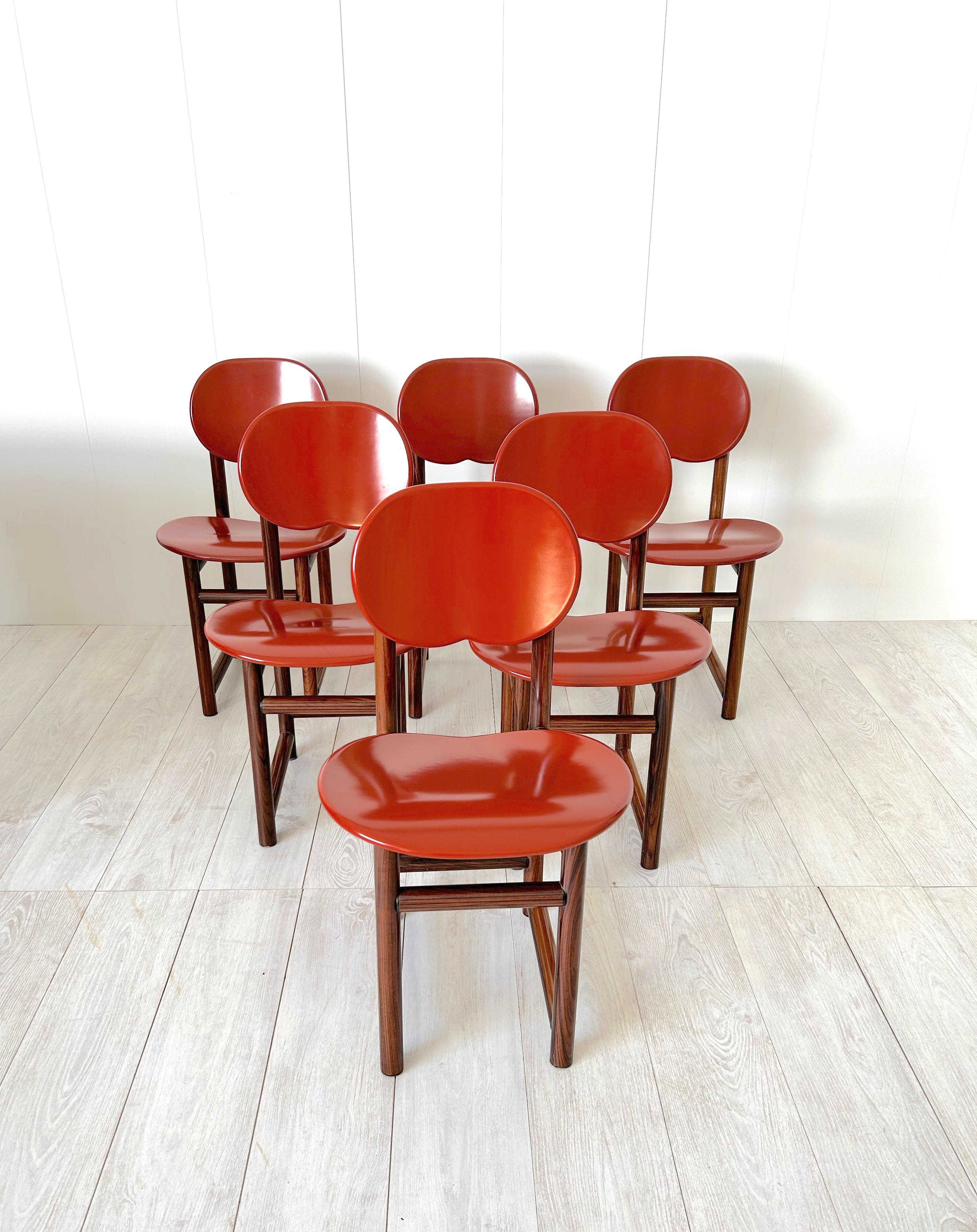 Rare set of six chairs by Afra and Tobia Scarpa for Max Alto.
Structure in solid wood turned in walnut with fillets of other essences, seat in glossy polyester lacquered wood.
The New Harmony series, launched in 1979, presents a unique line by