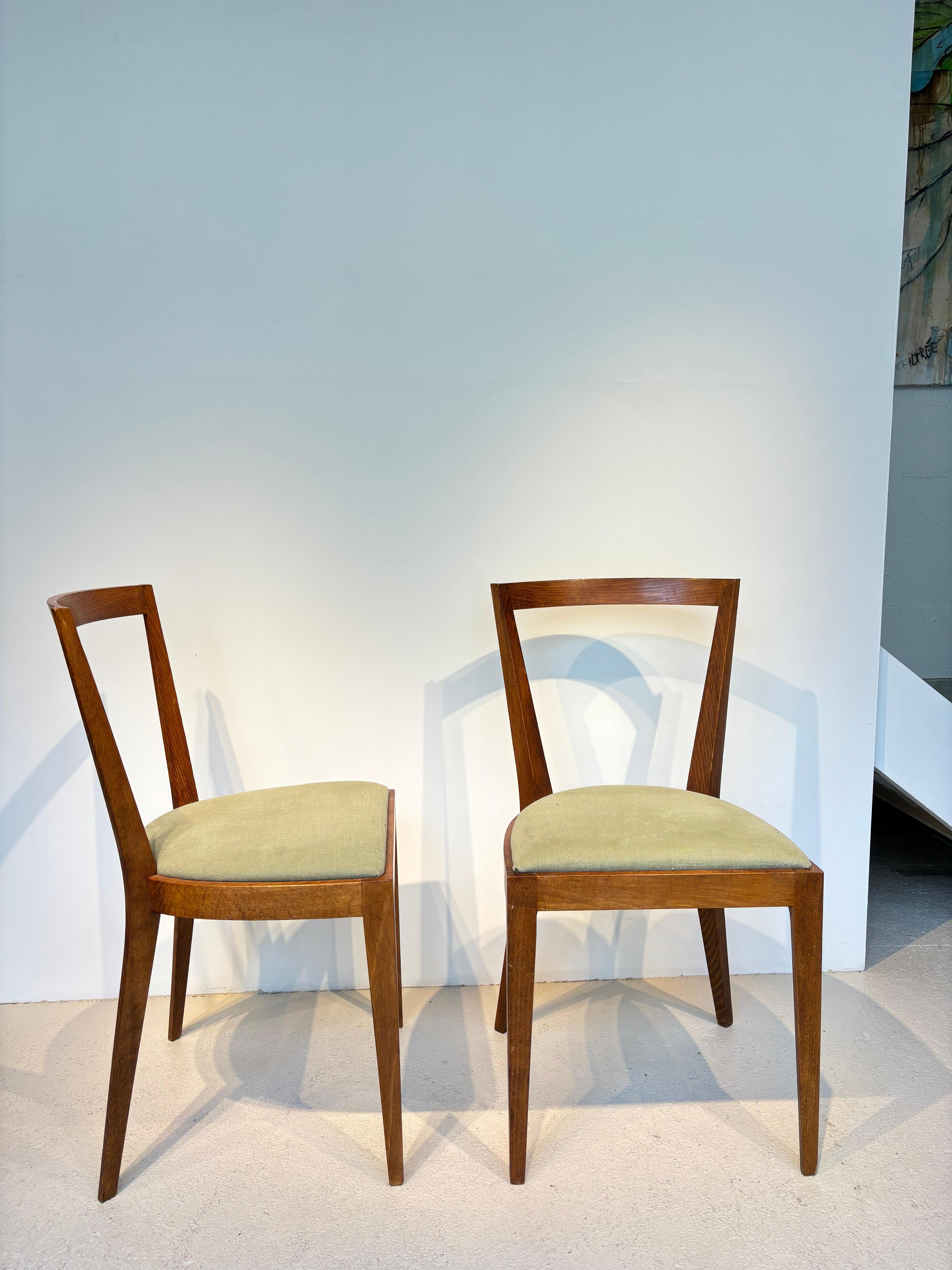 Très rare série de chaises dites 504 par Gio Ponti pour Cassina.  
Certificat du comité Ponti. 