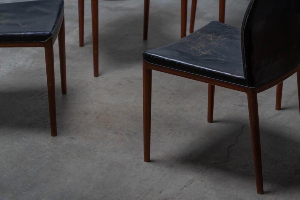 Un rare et élégant ensemble de six chaises de salle à manger du designer danois Helge Vestergaard Jensen, fabriquées dans les années 1950 par le maître ébéniste Peder Pedersen. Ces chaises illustrent la précision discrète et la pureté sculpturale