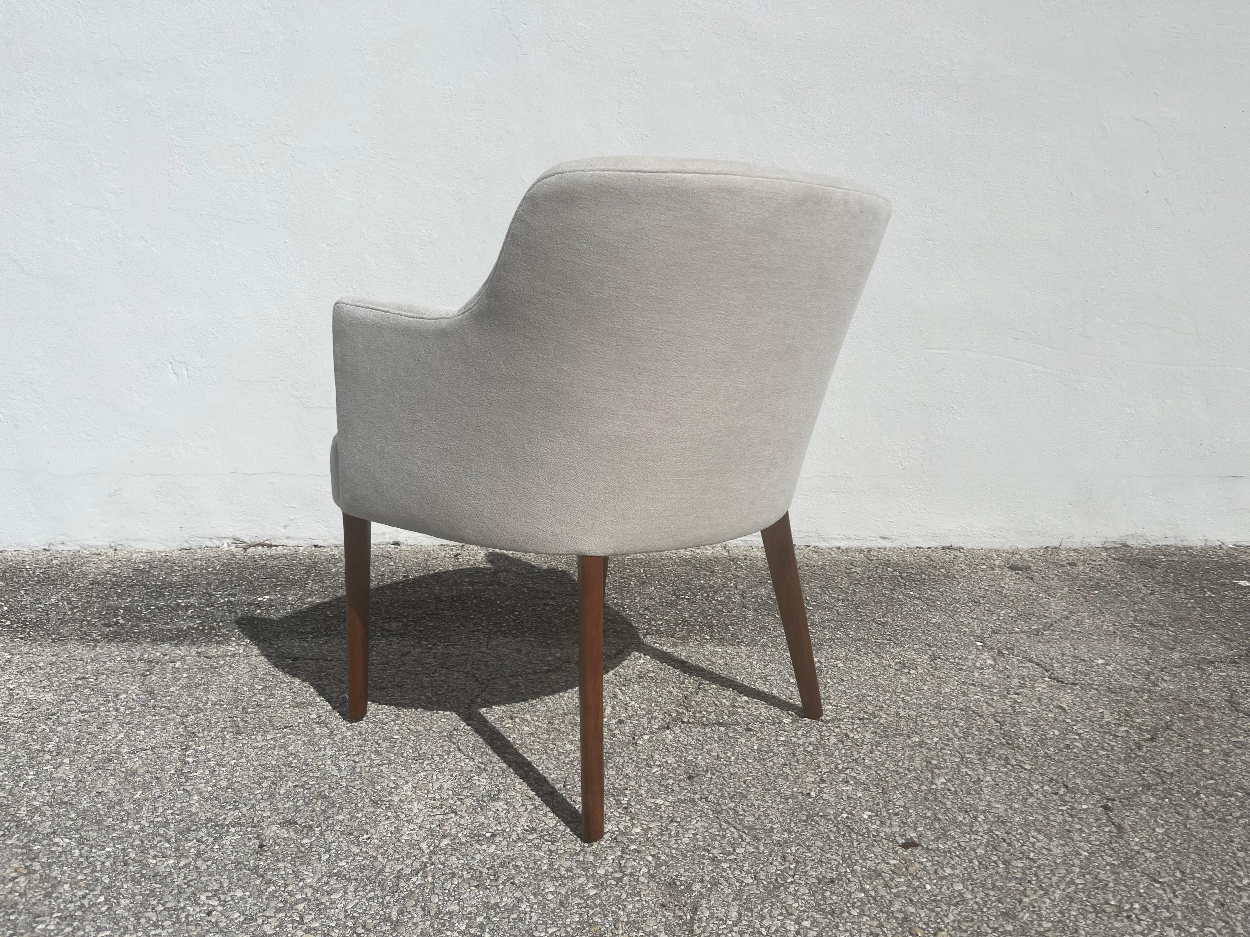 Seltener Satz von sechs Esszimmerstühlen von Robinson-Johnson aus dem Jahr 1956, Stoff, Leder, Nussbaumholz im Angebot 7