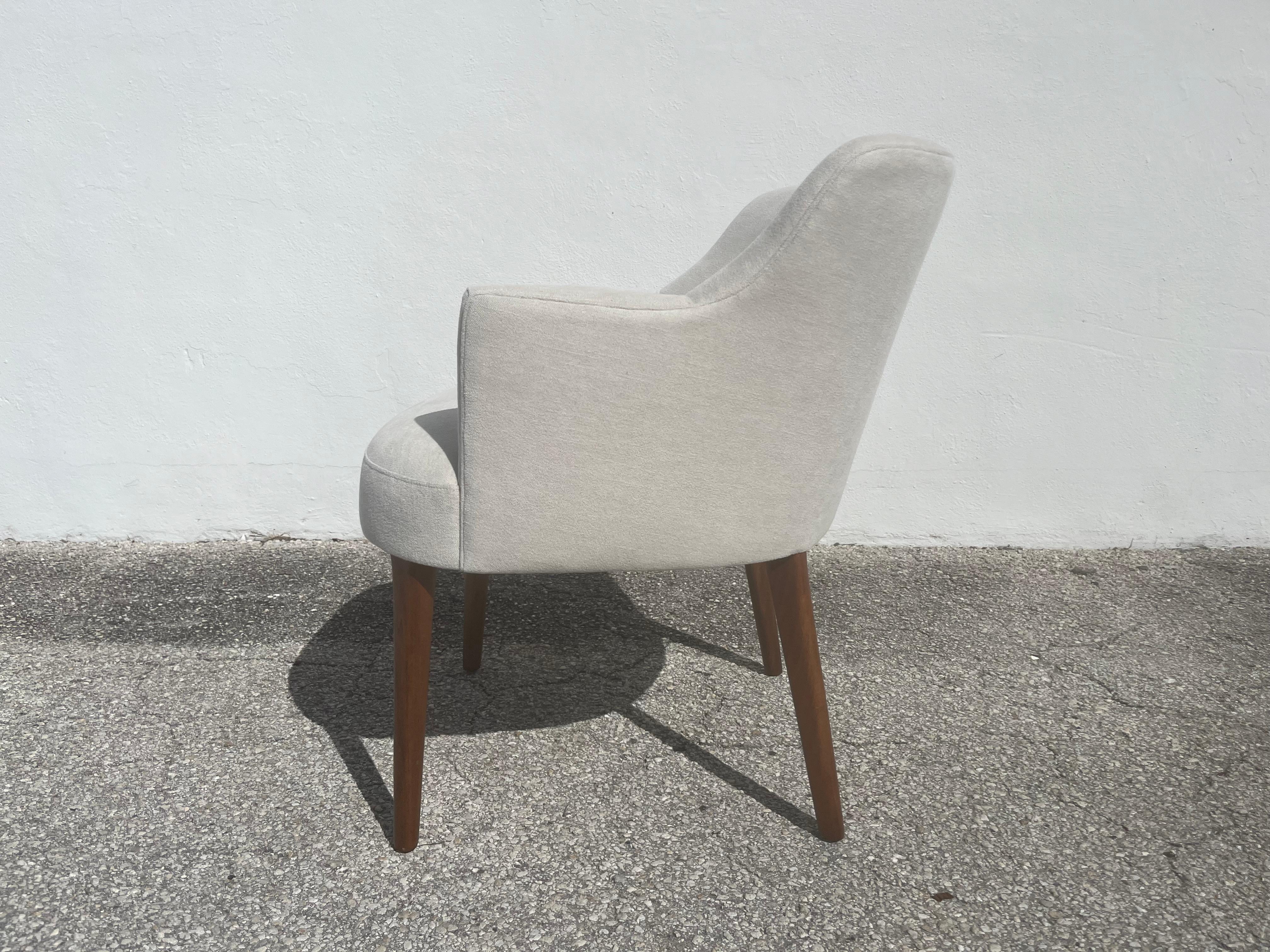 Seltener Satz von sechs Esszimmerstühlen von Robinson-Johnson aus dem Jahr 1956, Stoff, Leder, Nussbaumholz im Angebot 8
