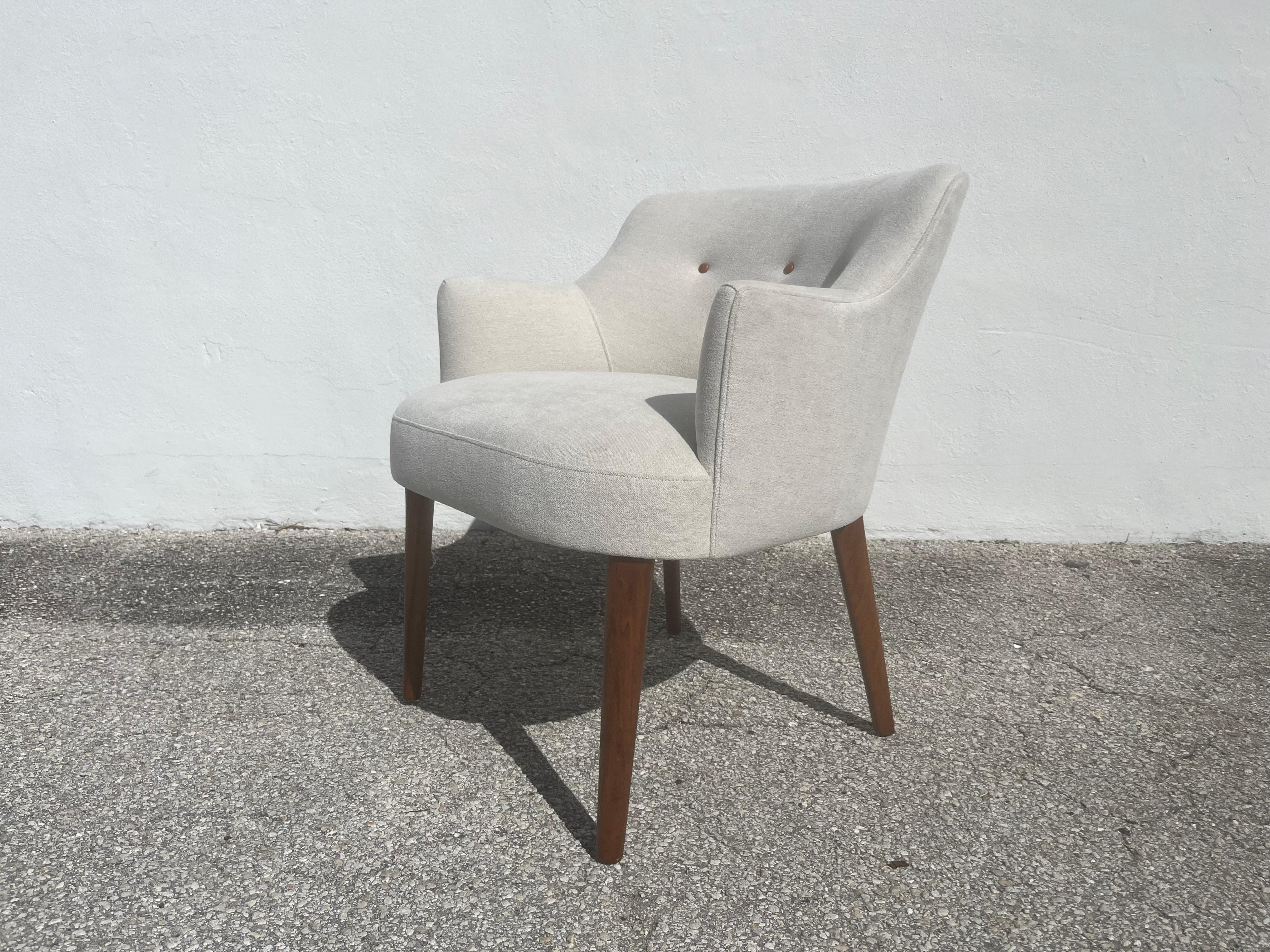 Seltener Satz von sechs Esszimmerstühlen von Robinson-Johnson aus dem Jahr 1956, Stoff, Leder, Nussbaumholz im Angebot 9