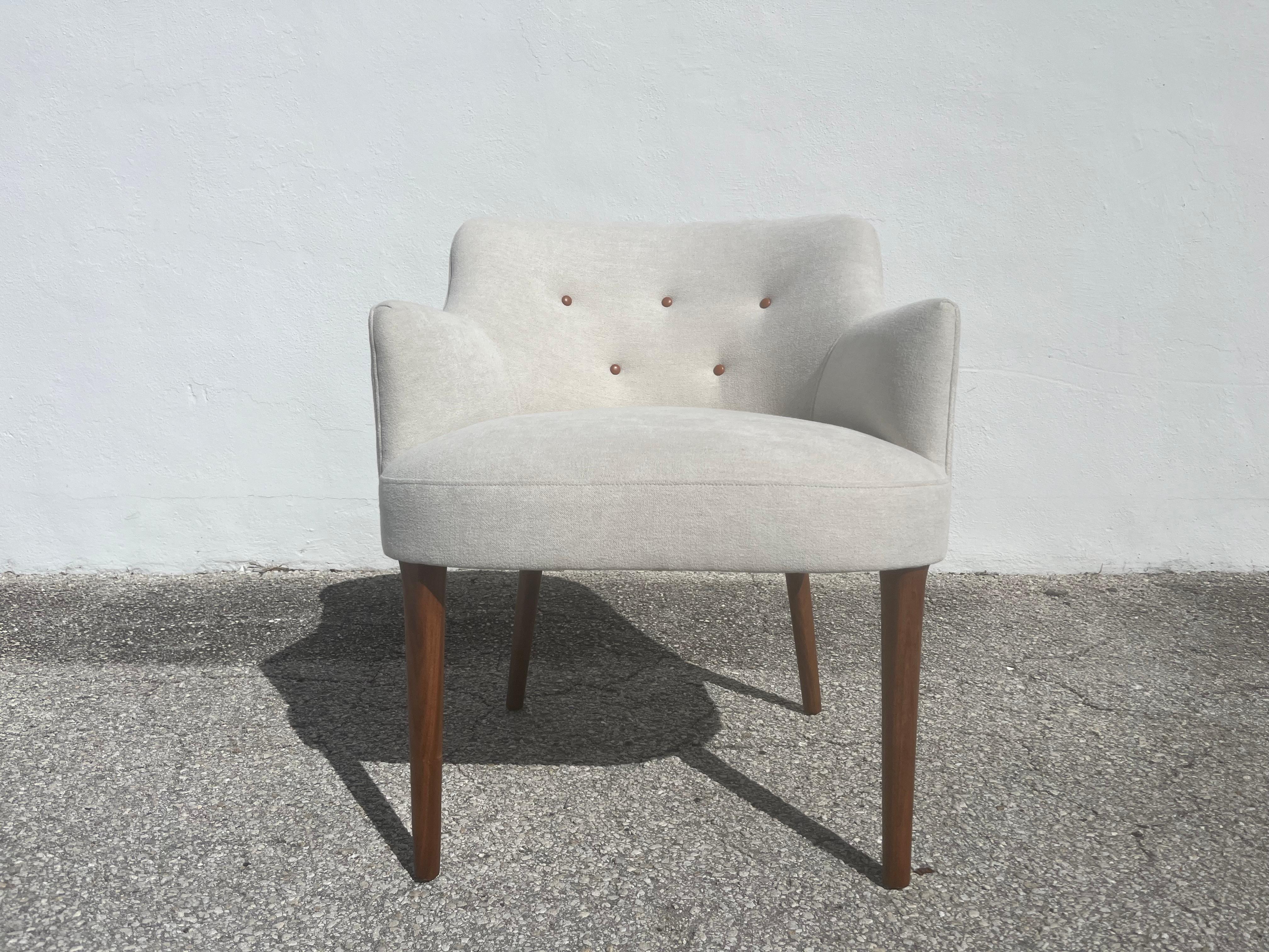 Seltener Satz von sechs Esszimmerstühlen von Robinson-Johnson aus dem Jahr 1956, Stoff, Leder, Nussbaumholz im Angebot 1