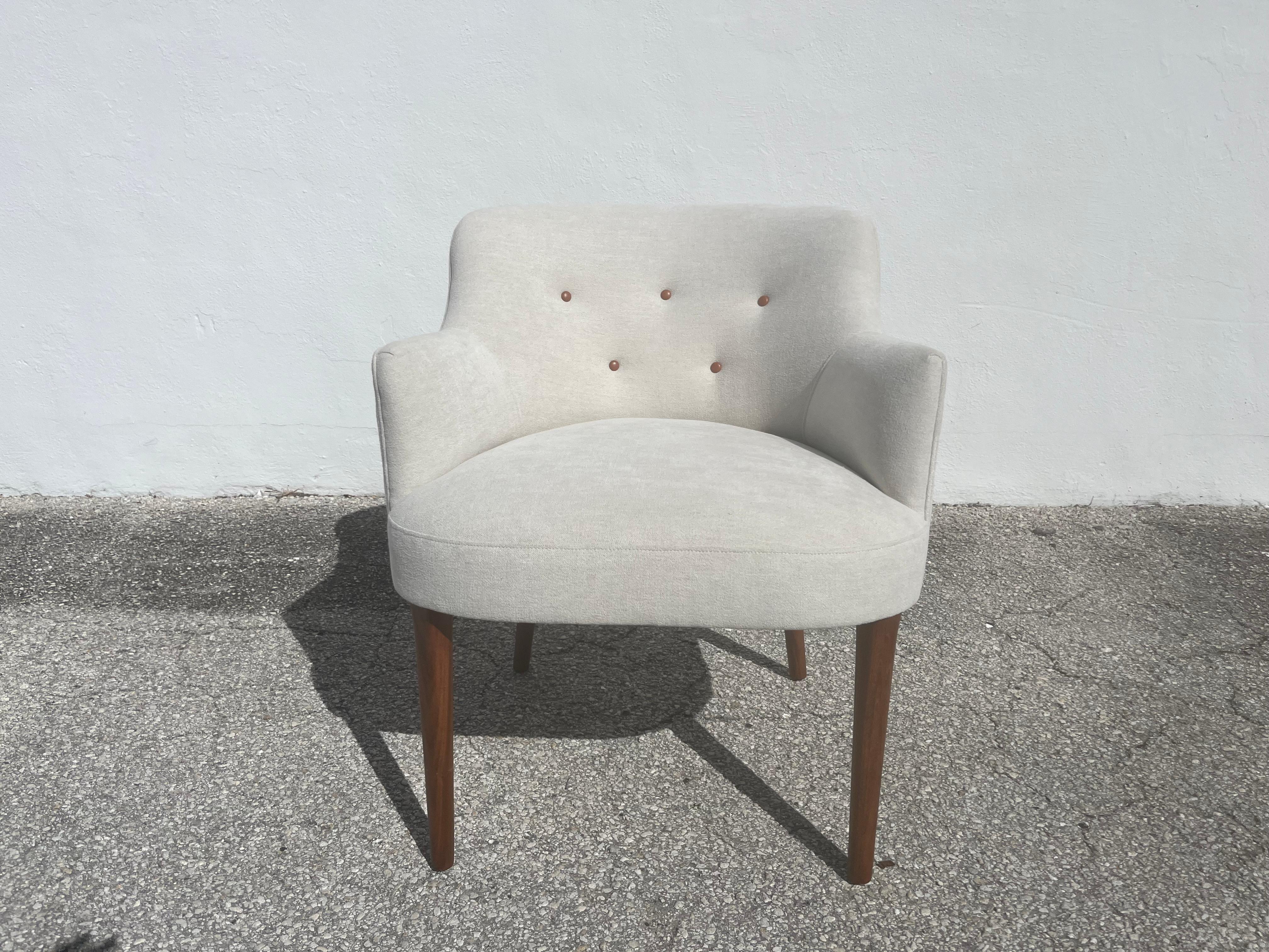 Seltener Satz von sechs Esszimmerstühlen von Robinson-Johnson aus dem Jahr 1956, Stoff, Leder, Nussbaumholz im Angebot 3