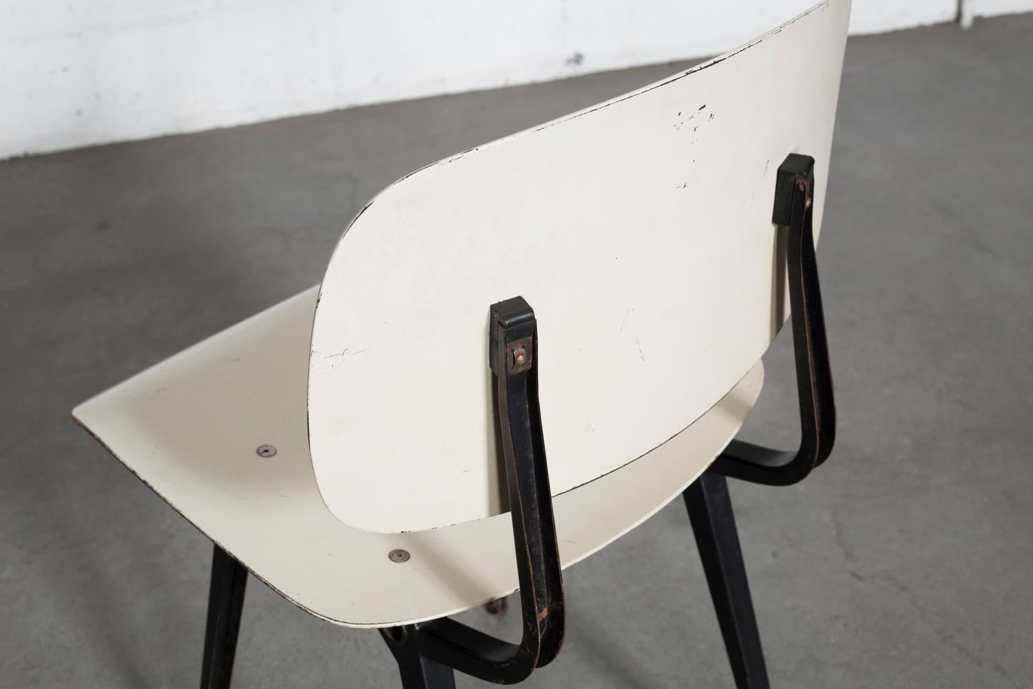 Formica Rare ensemble de 6 chaises Revolt blanches en os de Friso Kramer, première édition