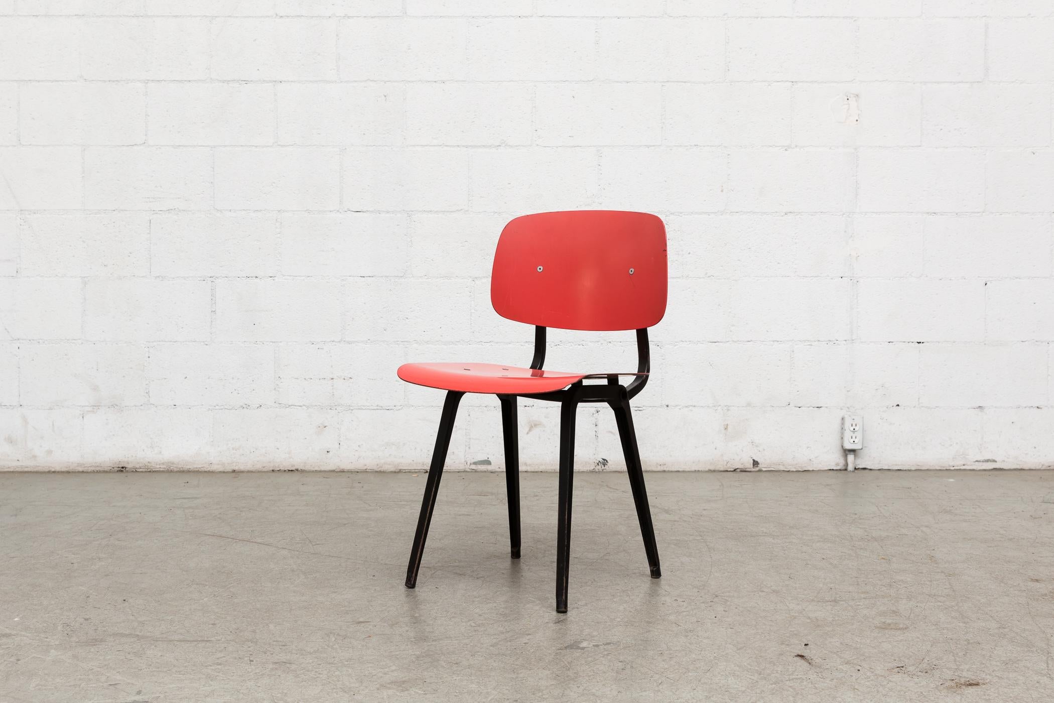 Der Revolt wurde 1953 von Friso Kramer, dem wohl größten aller niederländischen Designer der Jahrhundertmitte, für den renommierten Möbelhersteller Ahrend de Cirkel entworfen und war als kostengünstiger, langlebiger und ästhetisch ansprechender