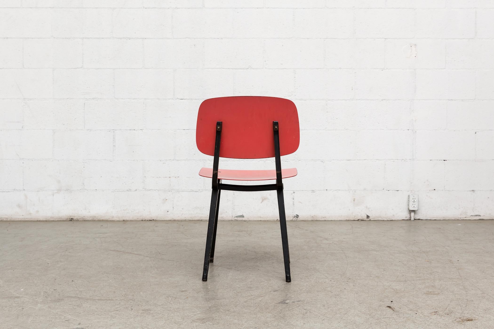 Rare Set of Six Early Edition Red Friso Kramer Revolt Chairs with Black Frames In Good Condition For Sale In Los Angeles, CA
