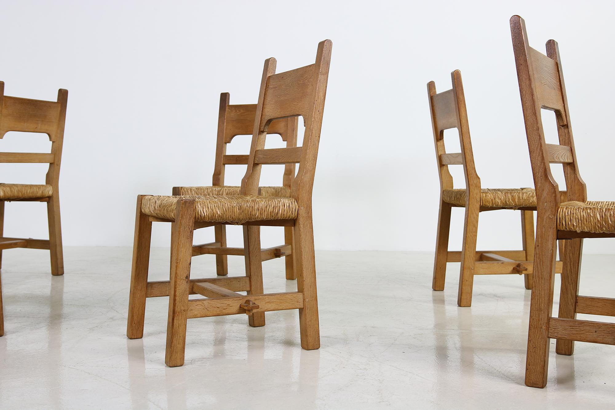 Beautiful set of six 1950s-1960s rush/cane solid oak chairs, French design, in the style of Charlotte Perriand, Pierre Chapo... designer unknown, rare pieces, rush seats in perfect condition, great patina on the wood, authentic condition, beautiful