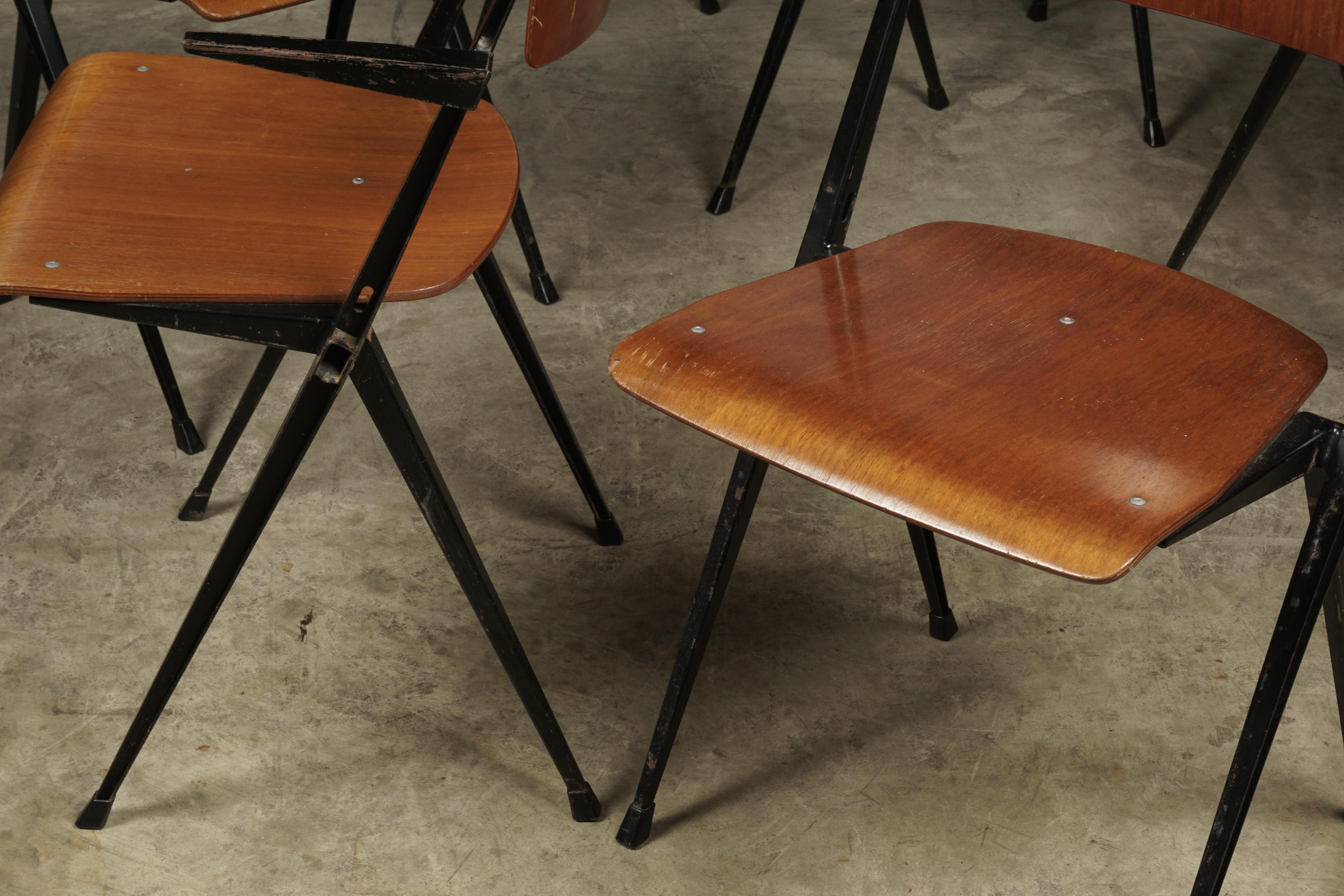 Metà XX secolo Raro set di sei sedie impilabili disegnate da Wm. Rietveld, circa 1960 in vendita