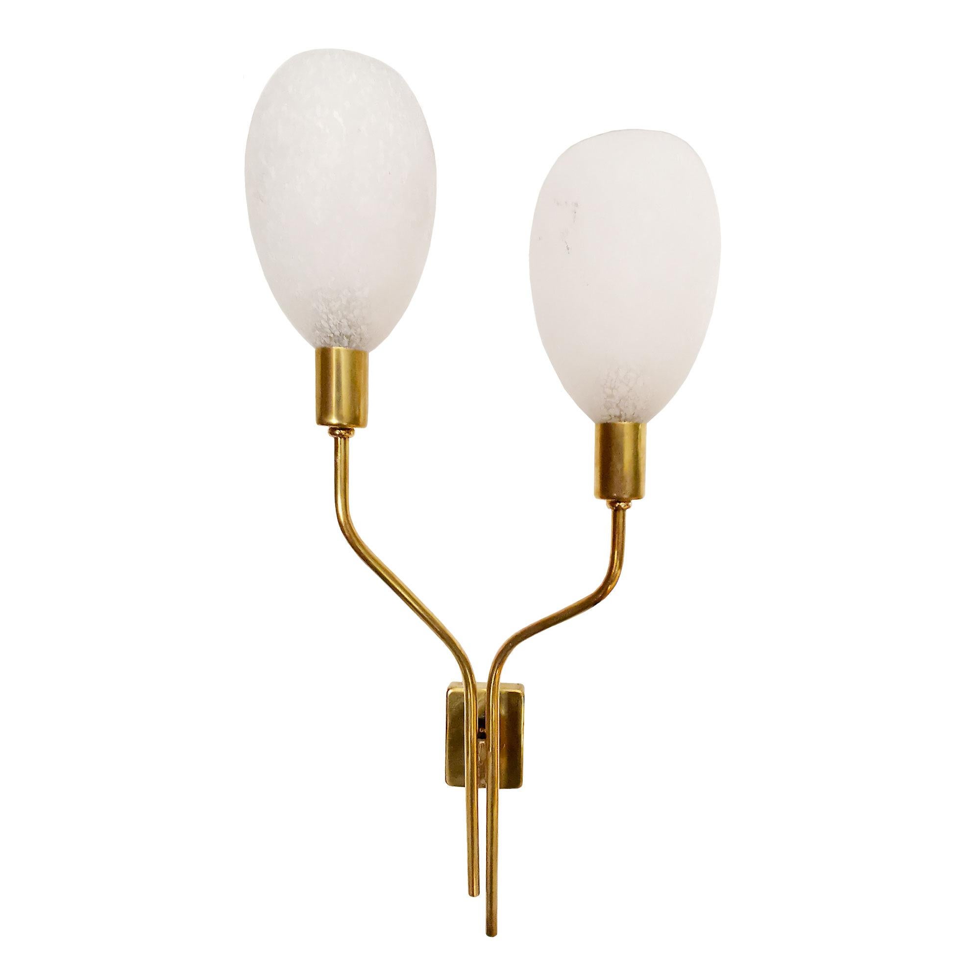 Raro set di sei lampade da parete in ottone lucido, con globi in pasta di vetro spessa e macchiata di bianco.

