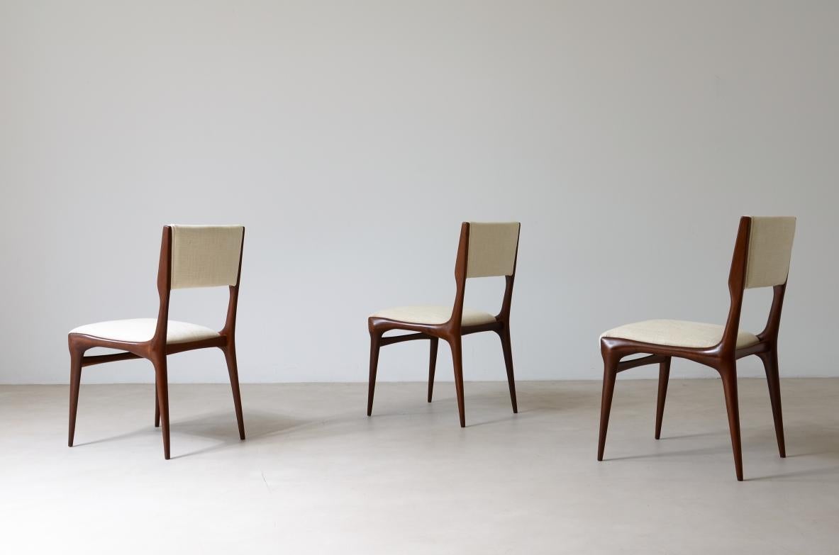Carlo De Carli (1910-1999)

Rare ensemble de six chaises en bois modèle 585 conçues pour l'hôtel Parco dei Principi di Gio Ponti à Rome en 1954.

Production de Cassina.

Publication de Domus, Gio Ponti et l'hôtel Parco dei Principi, avril