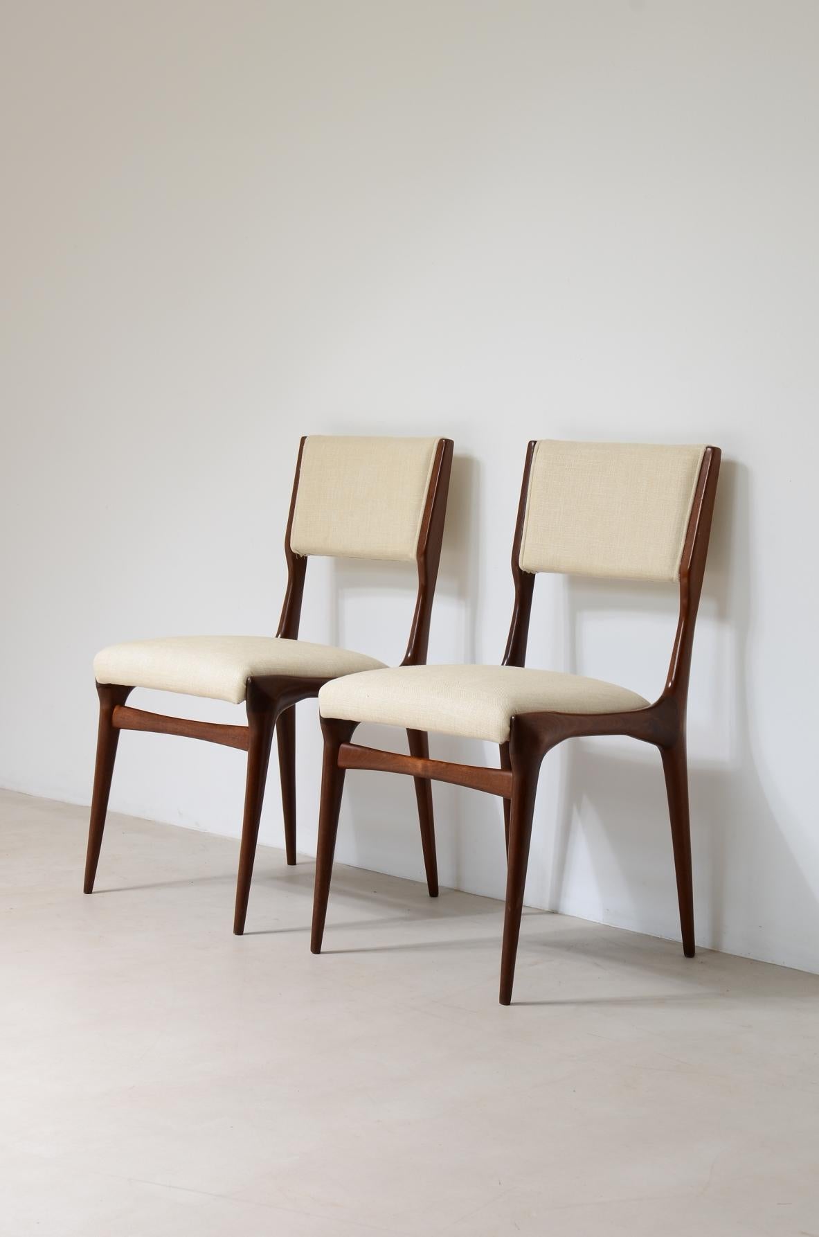 italien Rare ensemble de six chaises en bois modèle 585 conçu par Carlo De Carli en vente
