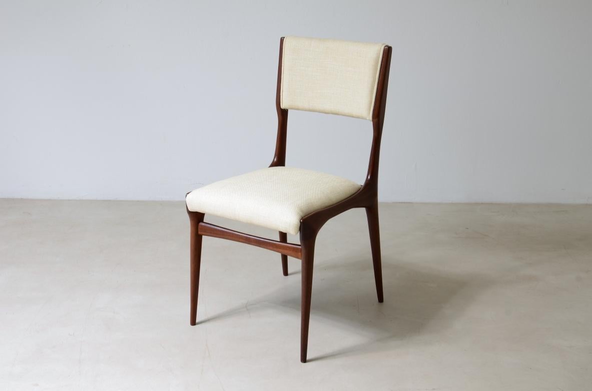 Rare ensemble de six chaises en bois modèle 585 conçu par Carlo De Carli Excellent état - En vente à Milano, IT