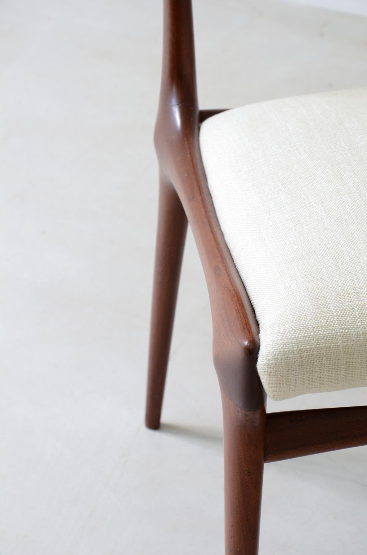 Tissu Rare ensemble de six chaises en bois modèle 585 conçu par Carlo De Carli en vente