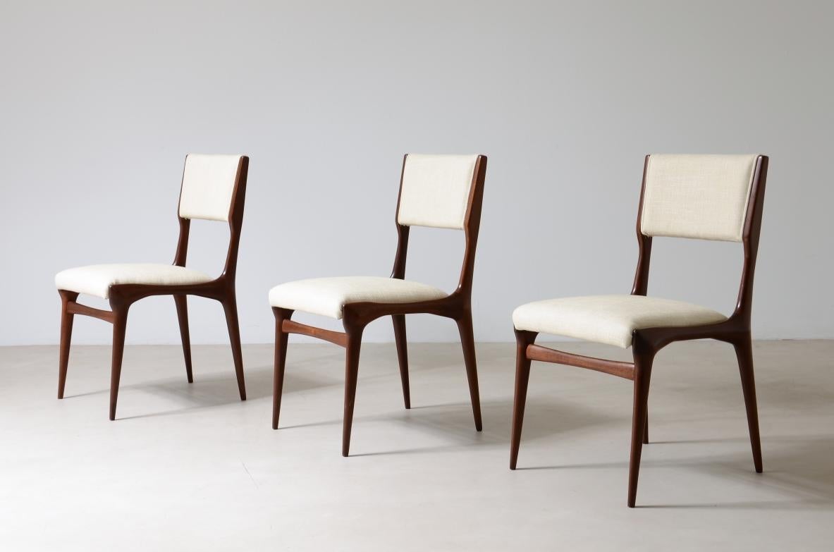 Rare ensemble de six chaises en bois modèle 585 conçu par Carlo De Carli en vente 1
