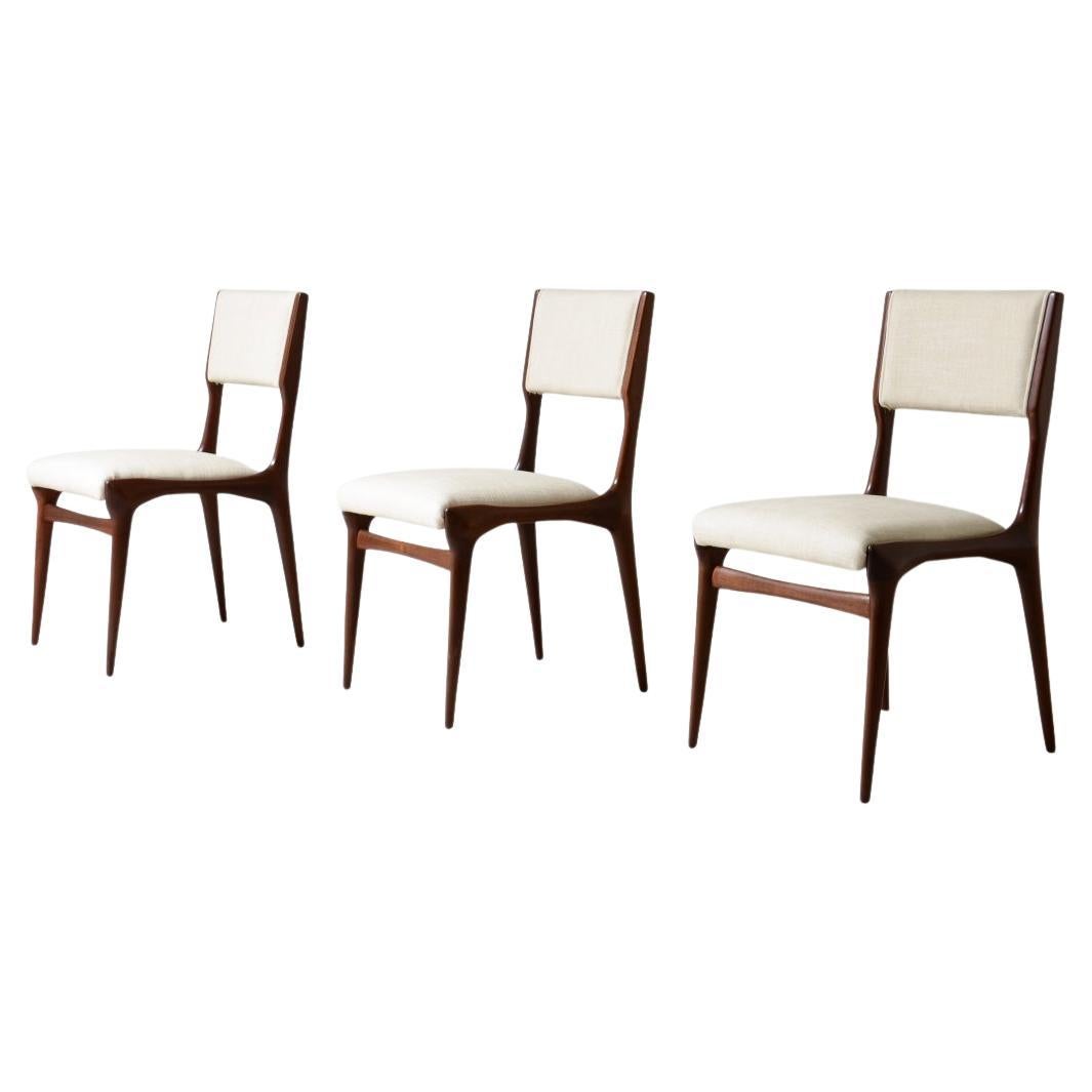 Raro set di sei sedie in legno modello 585 disegnate da Carlo De Carli