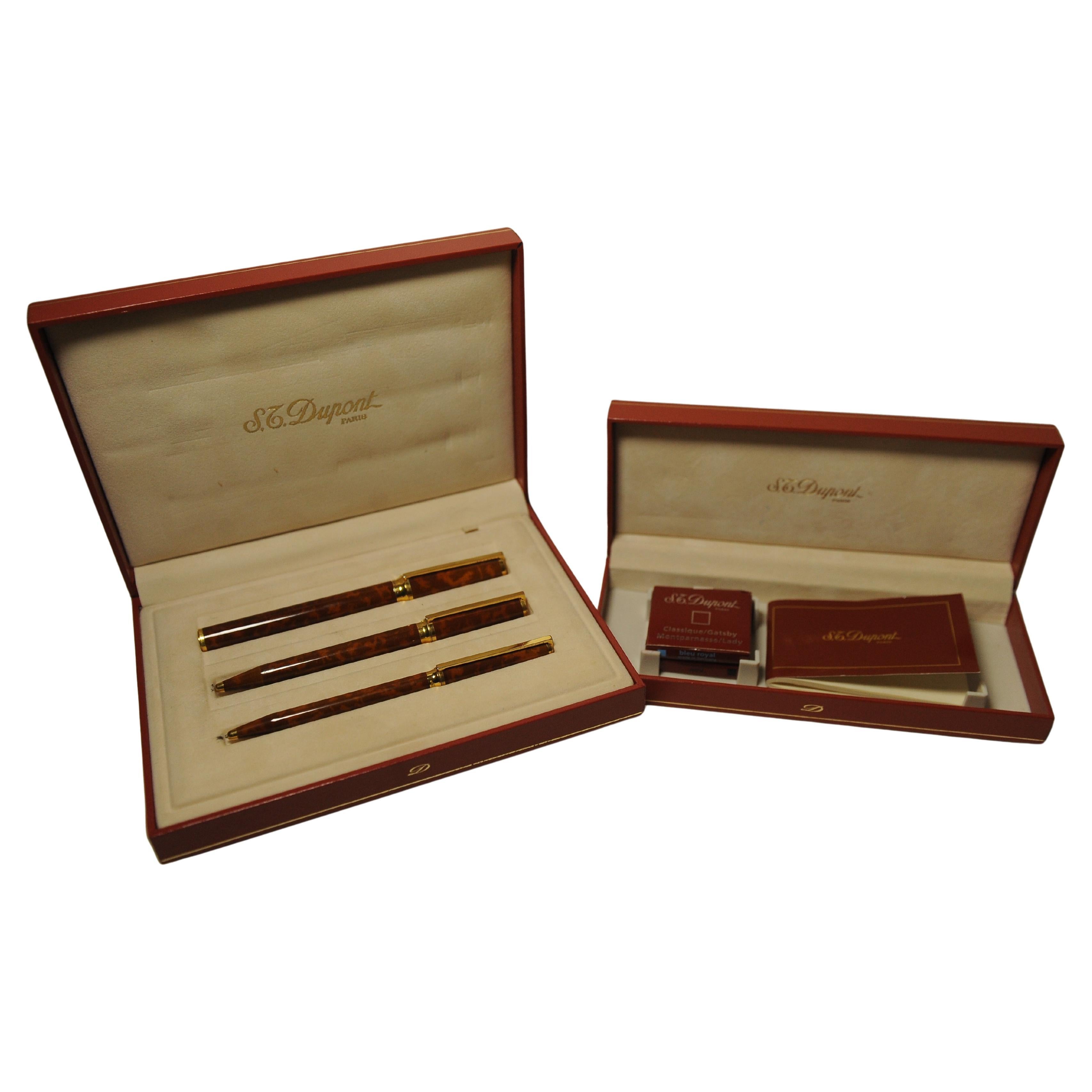 S.T DuPont of Paris Montparnasse Drei Schreibgeräte, brauner Marmor, lackiert, mit Ersatzteilen, Originalpapiere

1 Brauner Marmor lackiert 18ct Gelbgold Feder Füllfederhalter mit einem Gold plattiert trim beendet 
Füllfederhalter Serie 59GFK59

2 A