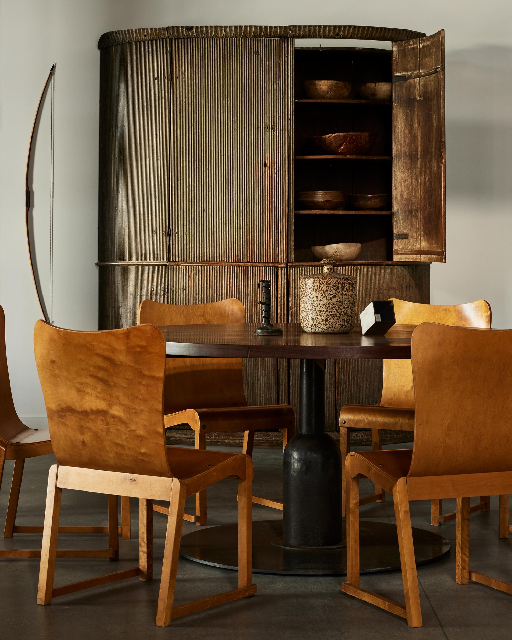 Rare série de six chaises empilables d'Axel Larsson pour Svangsta Stilmöbler. Dos en bois courbé de bouleau à grain clair. Suède, années 1930-40

