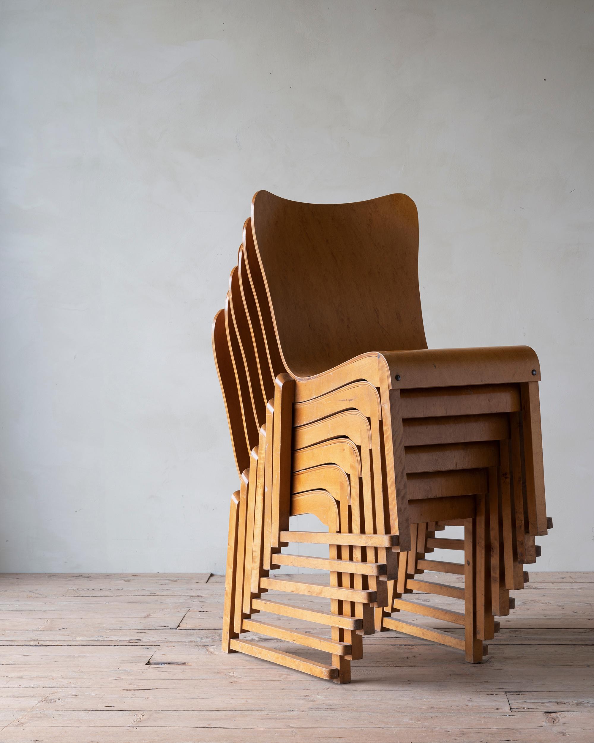 Mid-Century Modern Ensemble rare de chaises empilables d'Axel Larsson en vente