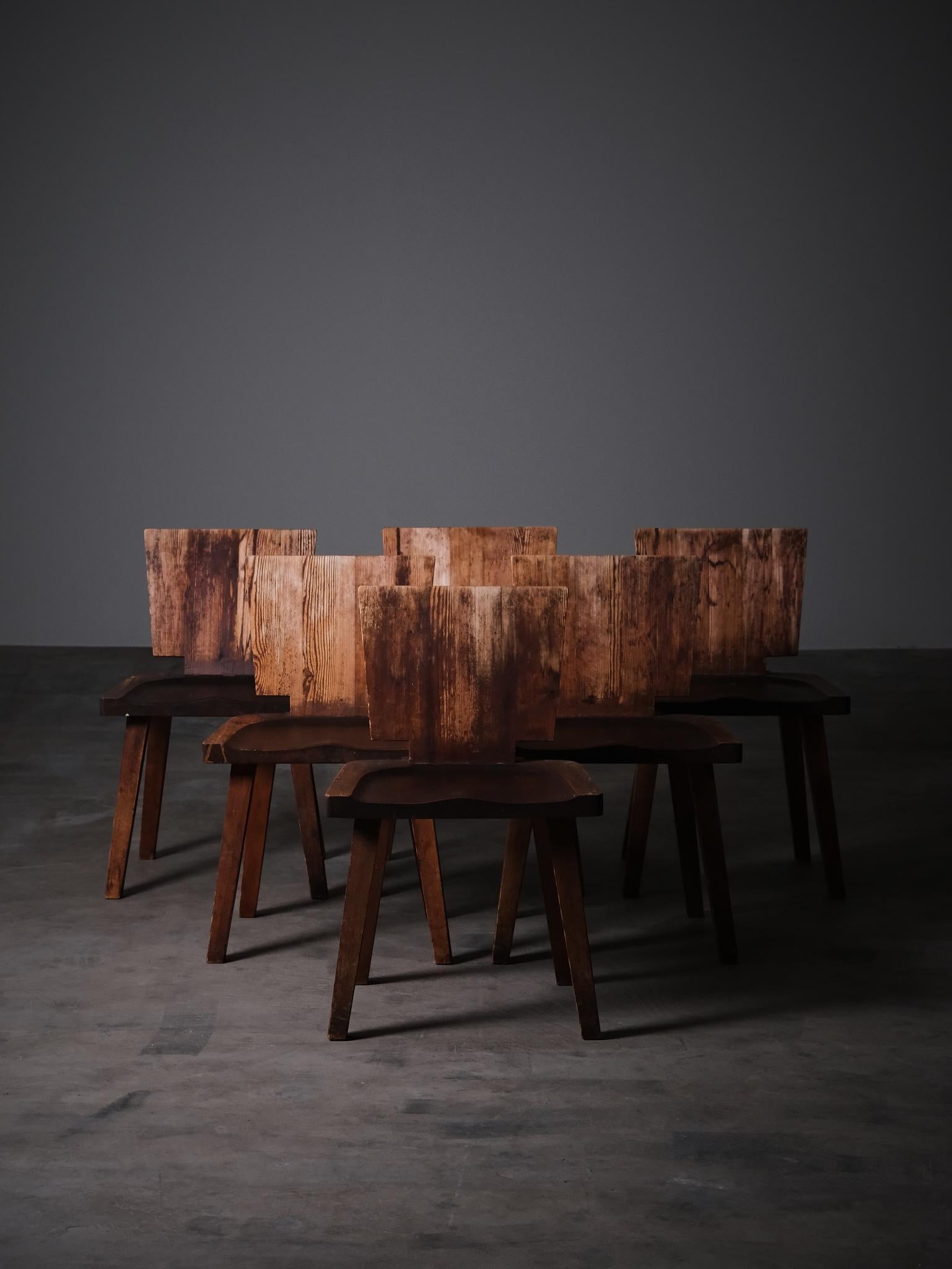 Un conjunto muy raro de seis sillas diseñadas por un fabricante desconocido en Suecia durante la década de 1930.

Fabricadas en pino macizo, estas sillas presentan una hermosa pátina envejecida, un asiento esculpido y un llamativo diseño brutalista