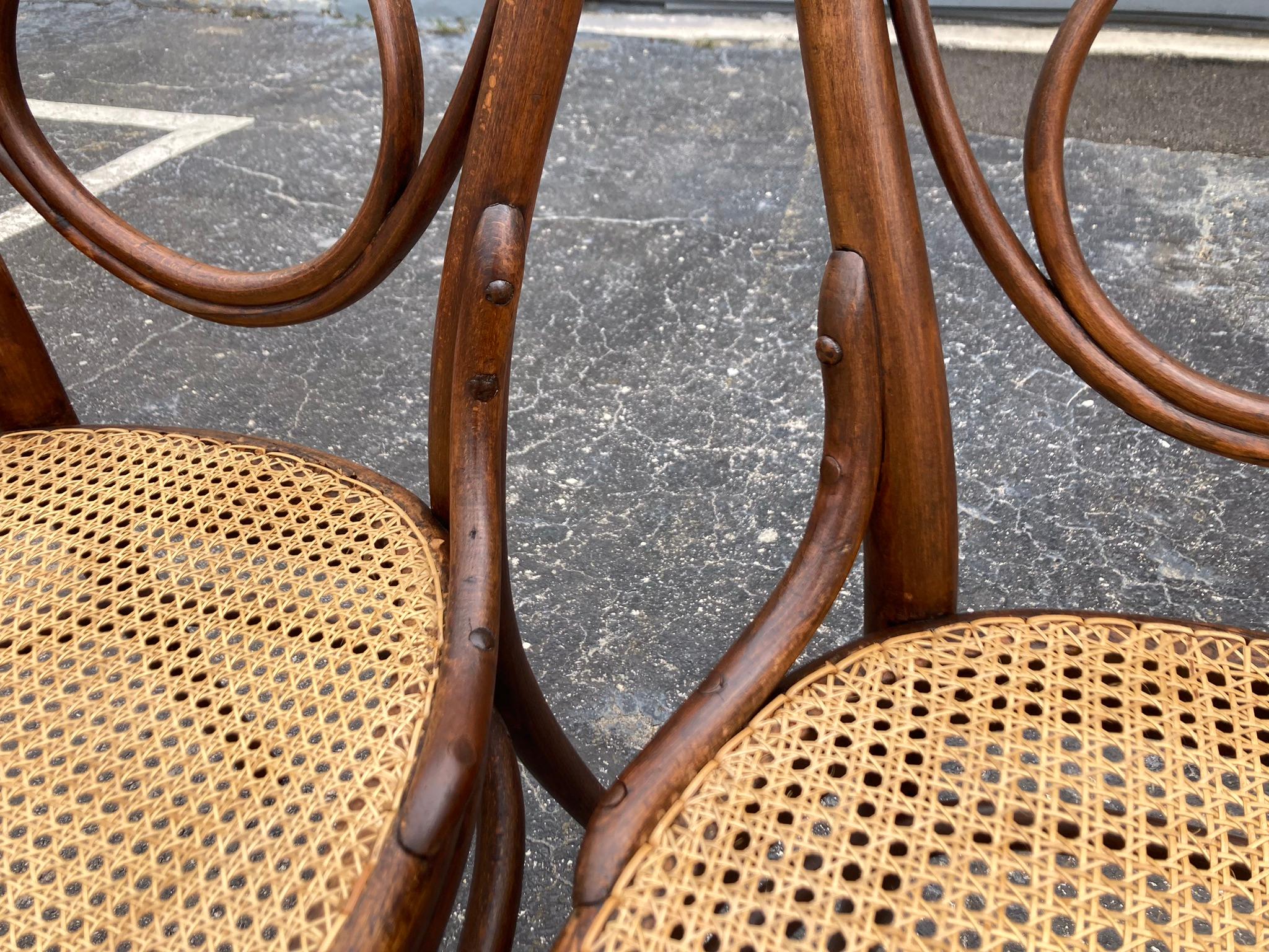 Rare ensemble de chaises Thonet modèle 13, en bois cintré et rotin en vente 9