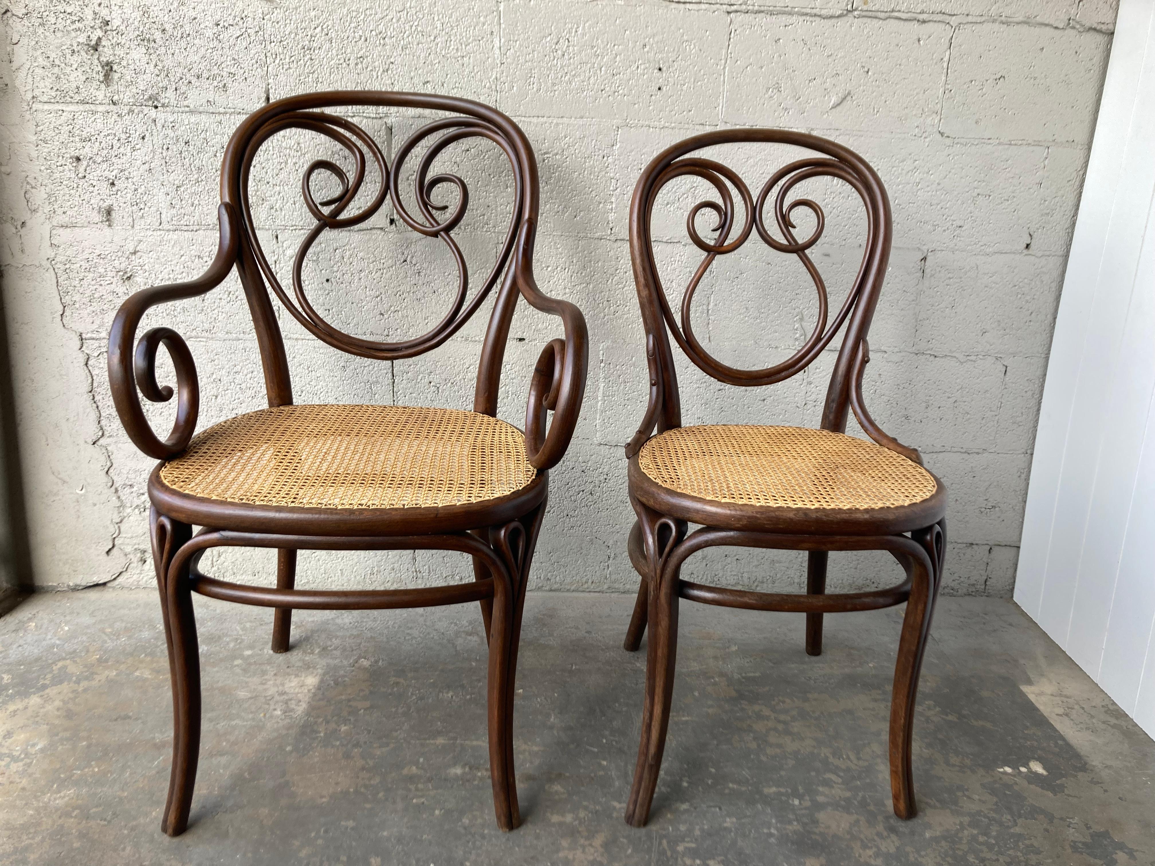 Rare ensemble de chaises Thonet modèle 13, en bois cintré et rotin en vente 11