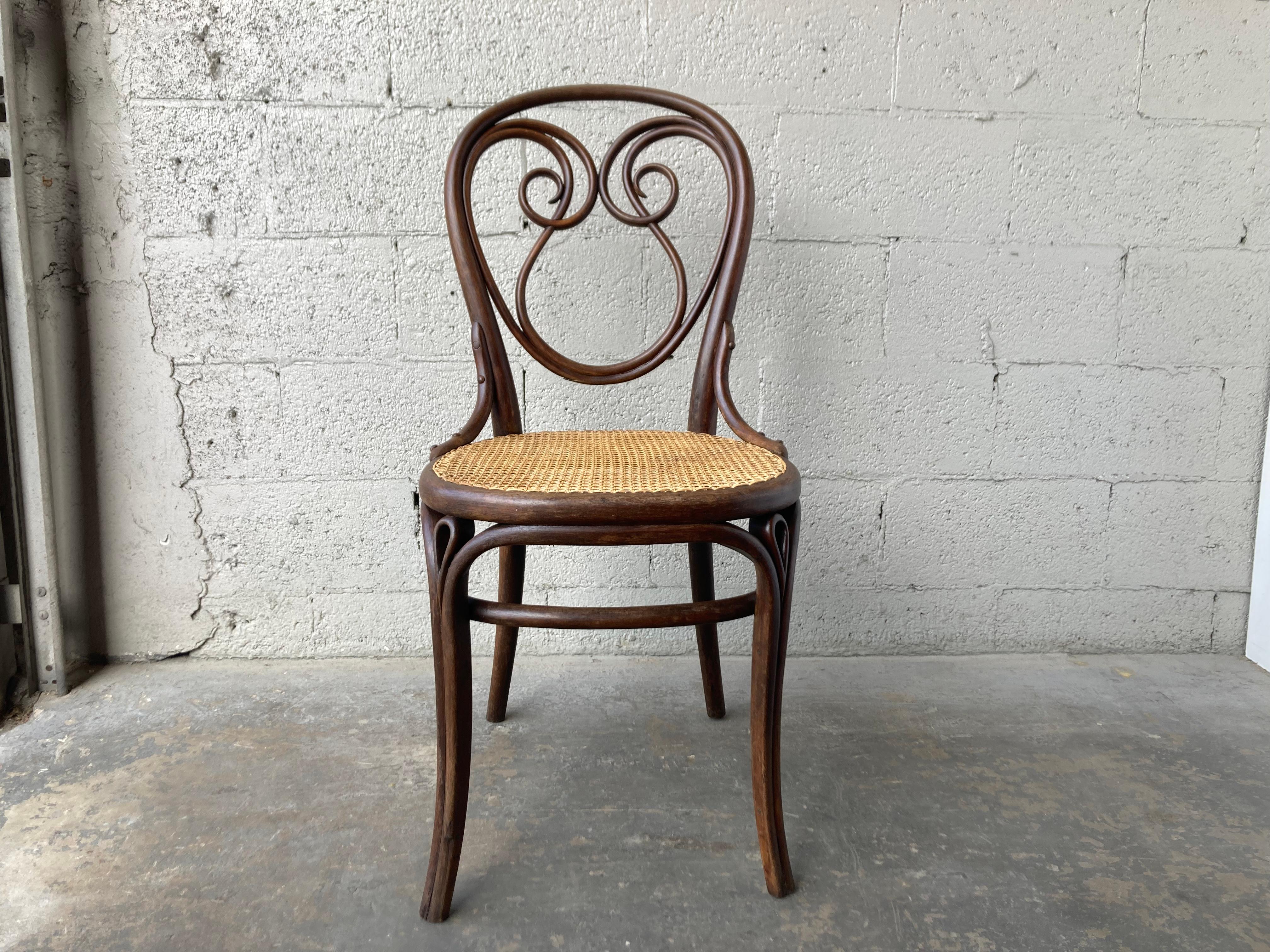 Rare ensemble de chaises Thonet modèle 13, en bois cintré et rotin en vente 12
