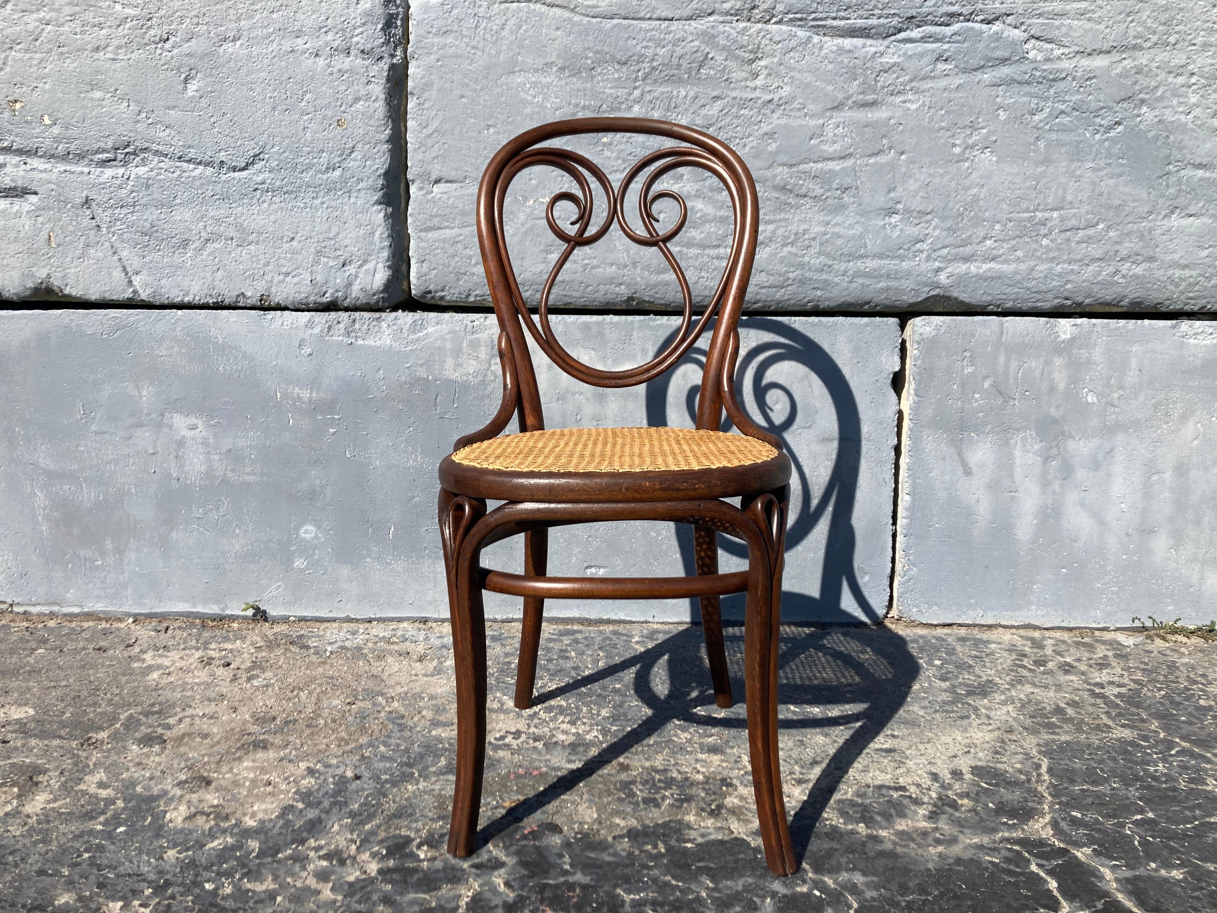 Fin du XIXe siècle Rare ensemble de chaises Thonet modèle 13, en bois cintré et rotin en vente