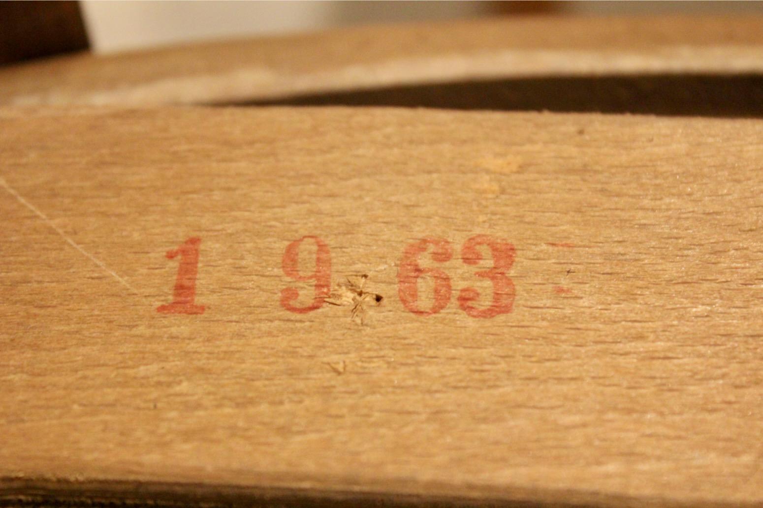 Raro juego de sillas de bistro Thonet de madera curvada sin tapizar, etiquetadas y estampadas Moderno de mediados de siglo
