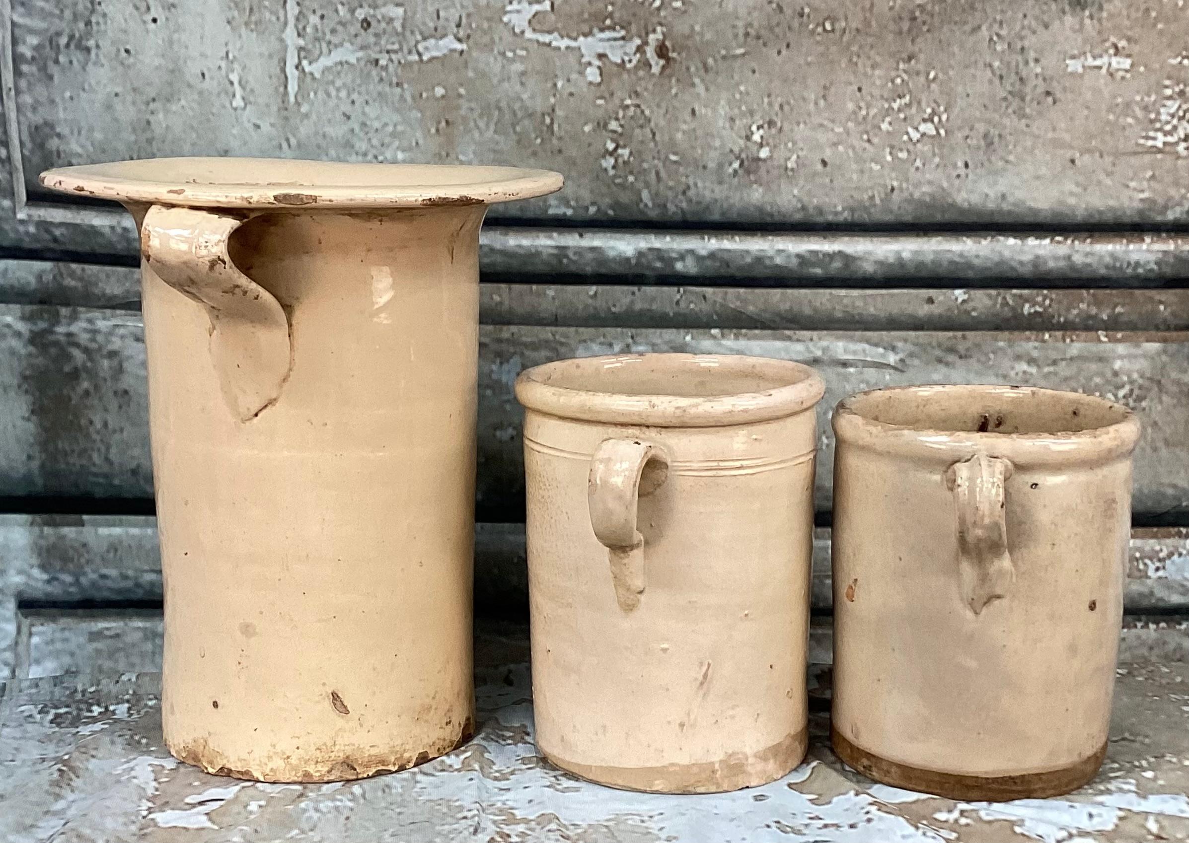 Céramique Rare ensemble de trois pots de chimine italiens en vente
