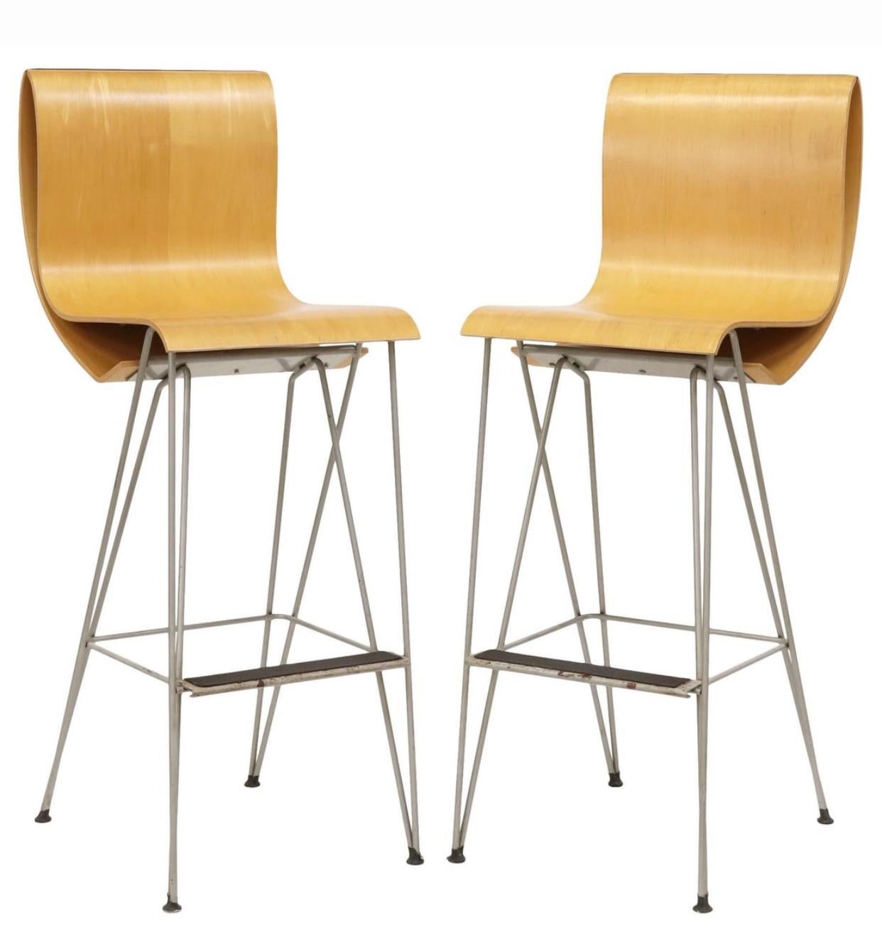 Raro set di tre sgabelli da bar post-moderni in legno d'acero e acciaio piegati a vapore, progettati dall'architetto e designer di New York Michael Graves. 
Le tombe spesso
L'estetica modernista è caratterizzata da legno curvato, acciaio ed elementi