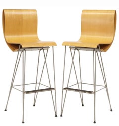 Seltener Satz von drei Michael Graves Barhockern aus gebogenem Holz und Stahl