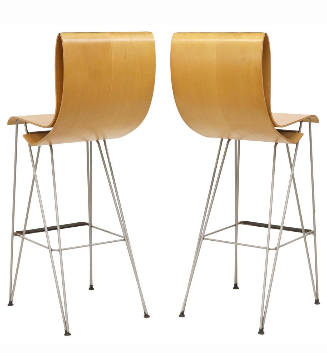 Postmoderno Raro set di tre sgabelli in legno e acciaio curvato Michael Graves in vendita