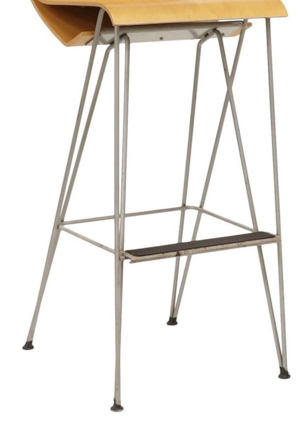 Americano Raro set di tre sgabelli in legno e acciaio curvato Michael Graves in vendita