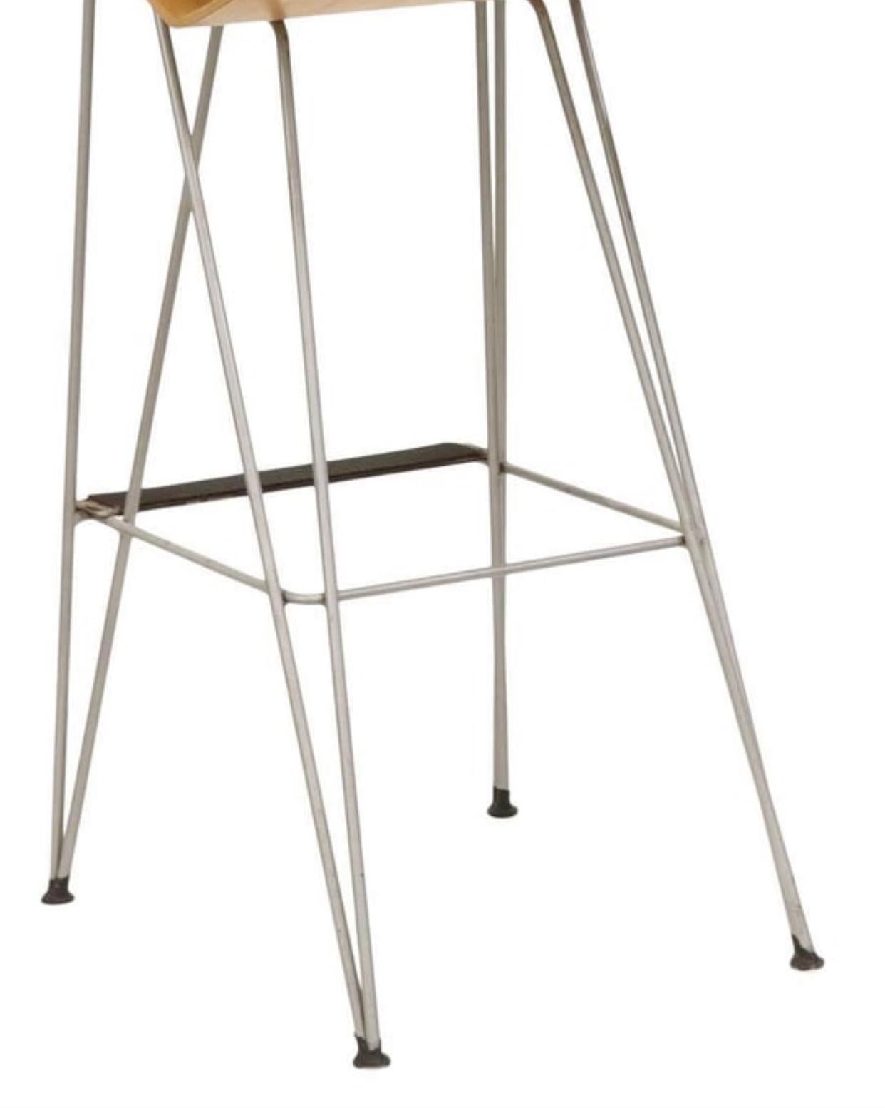 Raro set di tre sgabelli in legno e acciaio curvato Michael Graves In condizioni buone in vendita a Chicago, IL