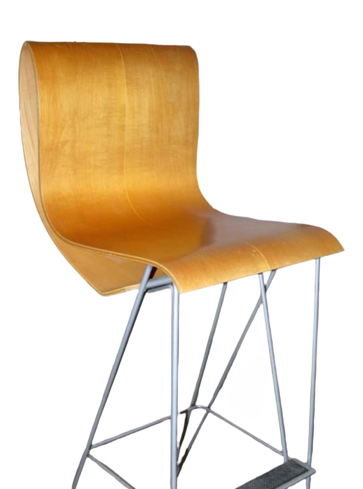 Fine XX secolo Raro set di tre sgabelli in legno e acciaio curvato Michael Graves in vendita