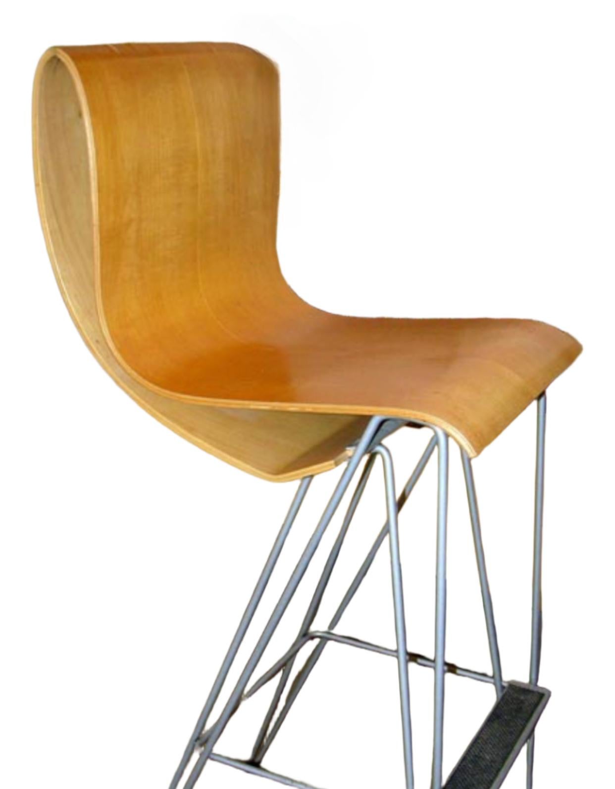 Raro set di tre sgabelli in legno e acciaio curvato Michael Graves in vendita 1