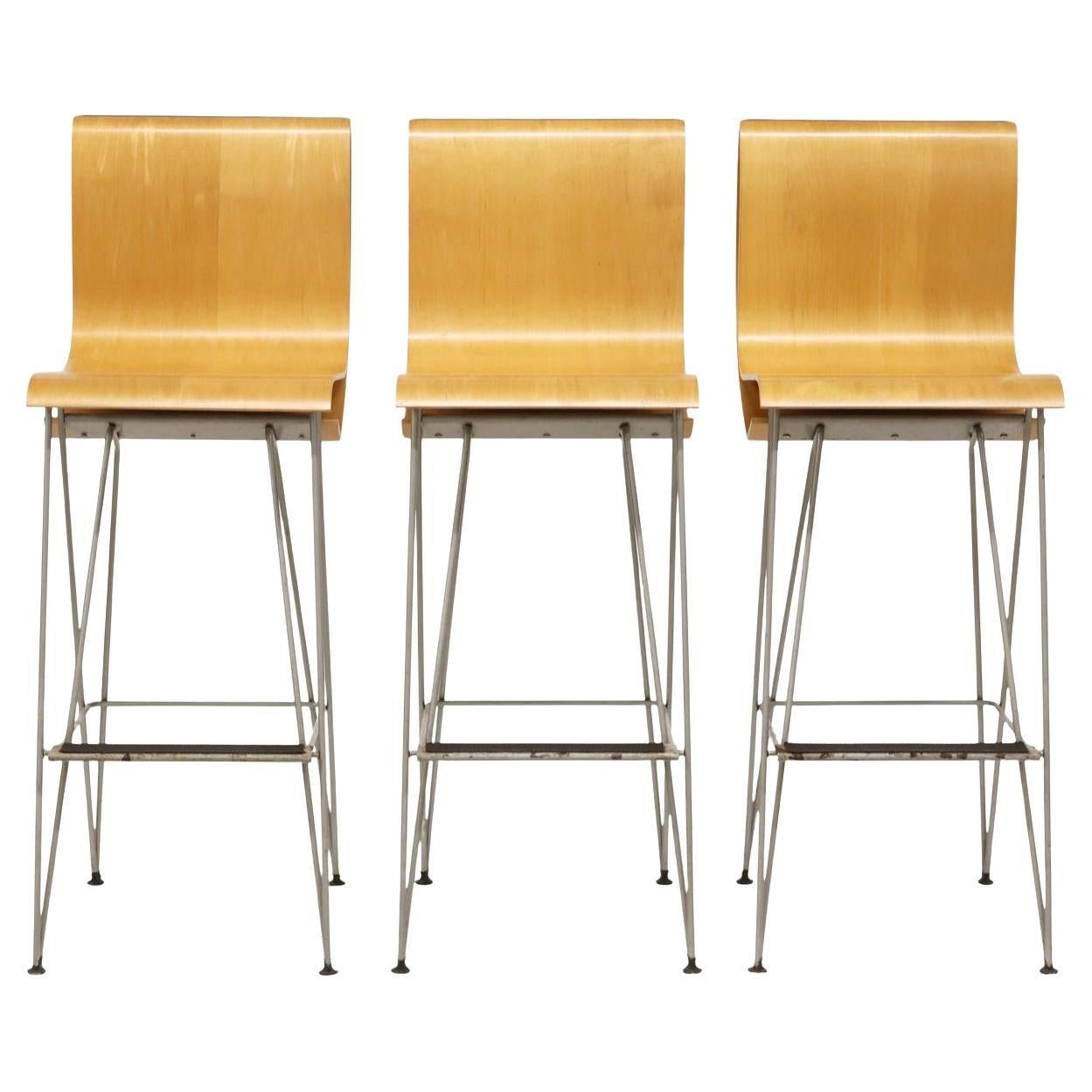 Raro set di tre sgabelli in legno e acciaio curvato Michael Graves in vendita