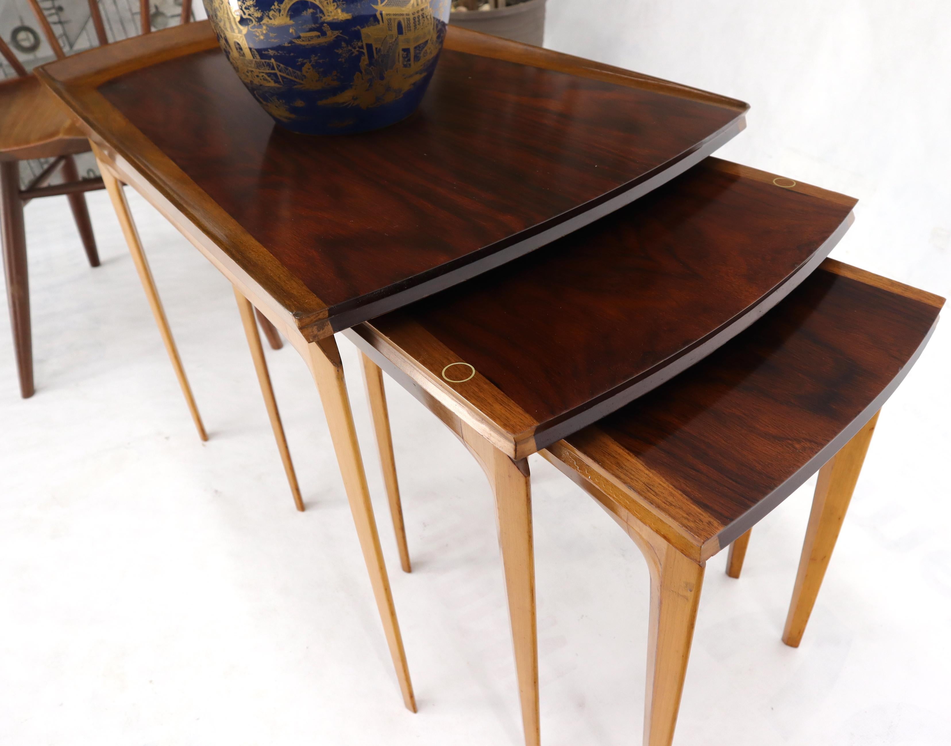 Mid-Century Modern Rare ensemble de trois tables gigognes en bois de rose et bouleau par Erno Fabry en vente